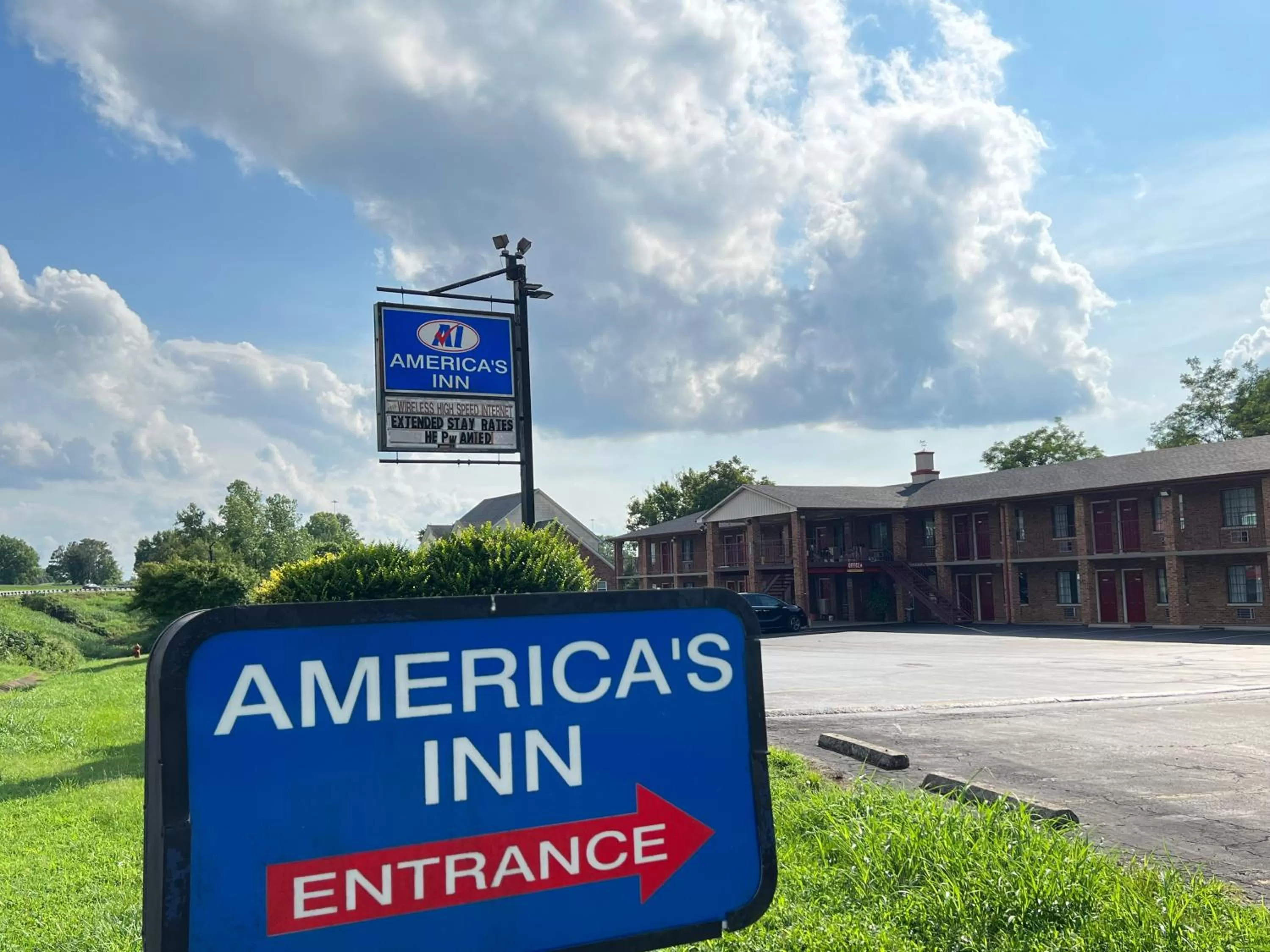 Property building in Americas Inn Bardstown