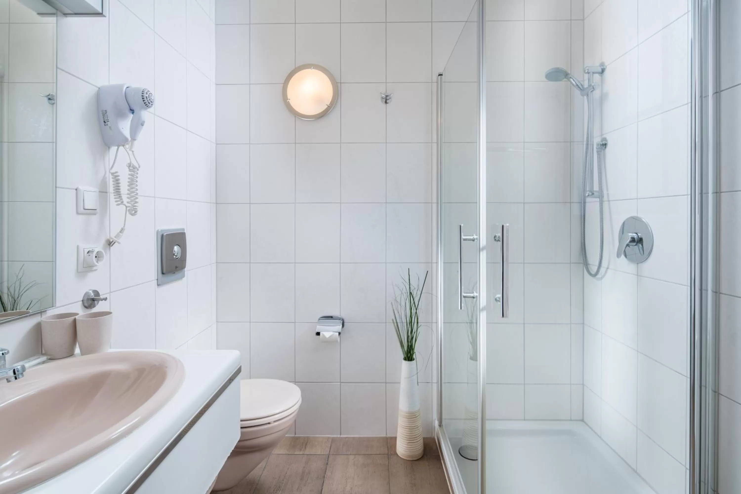 Shower, Bathroom in Hotel-Restaurant Zur Kanne