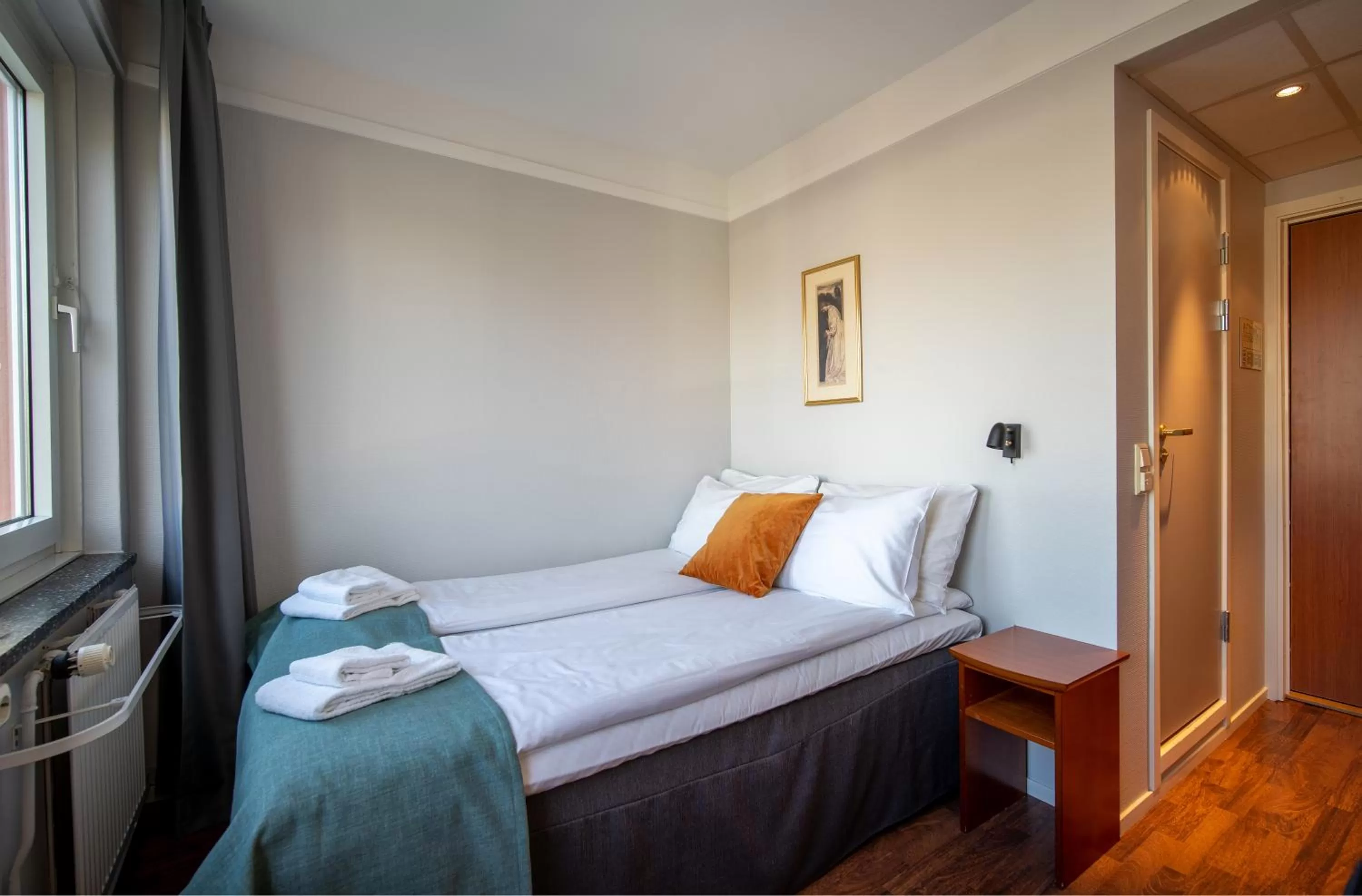 Bed in Enter Amalie Hotel