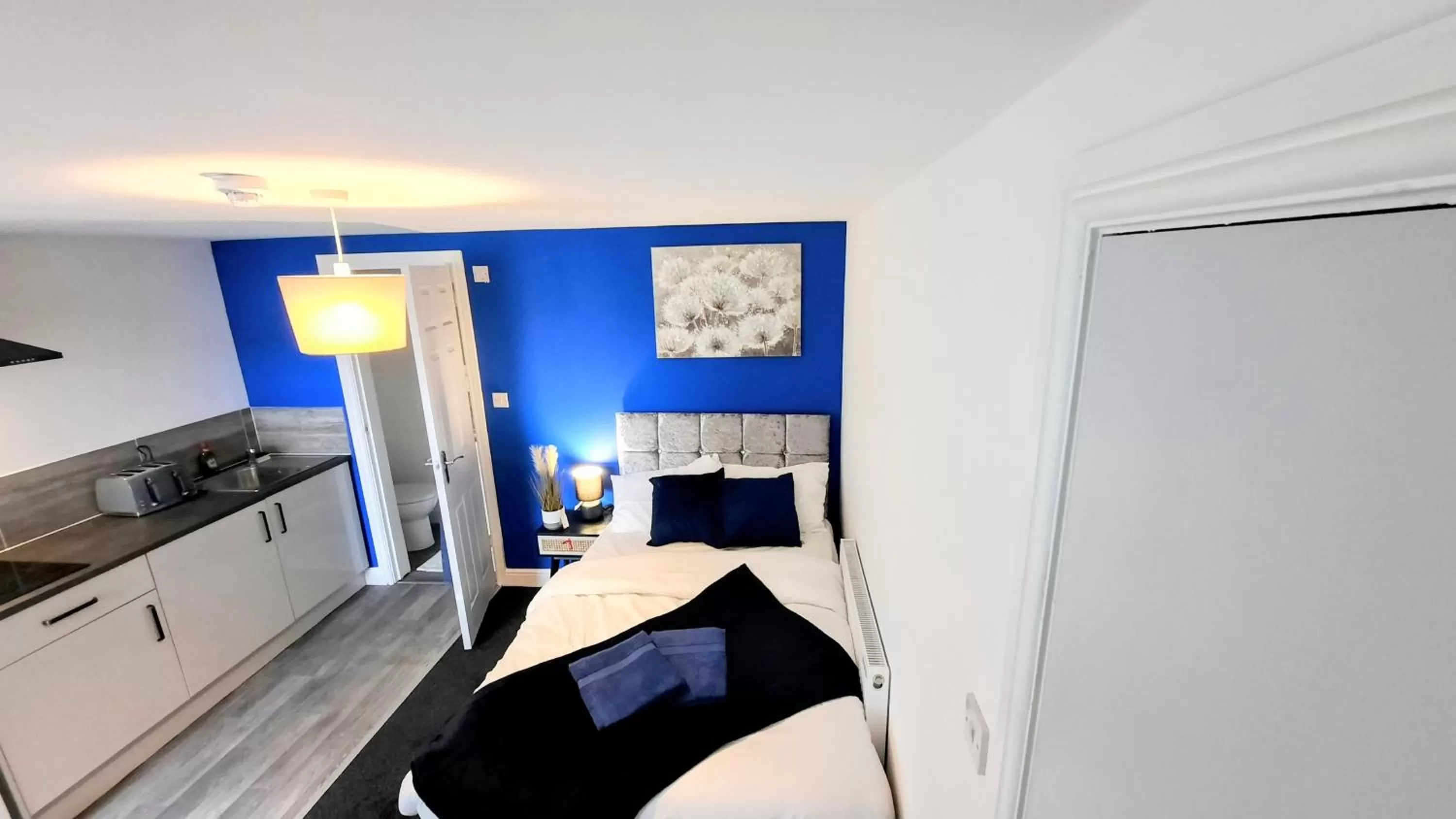 Bed, Kitchen/Kitchenette in Burford Road - Stay. Sleep. Rest.