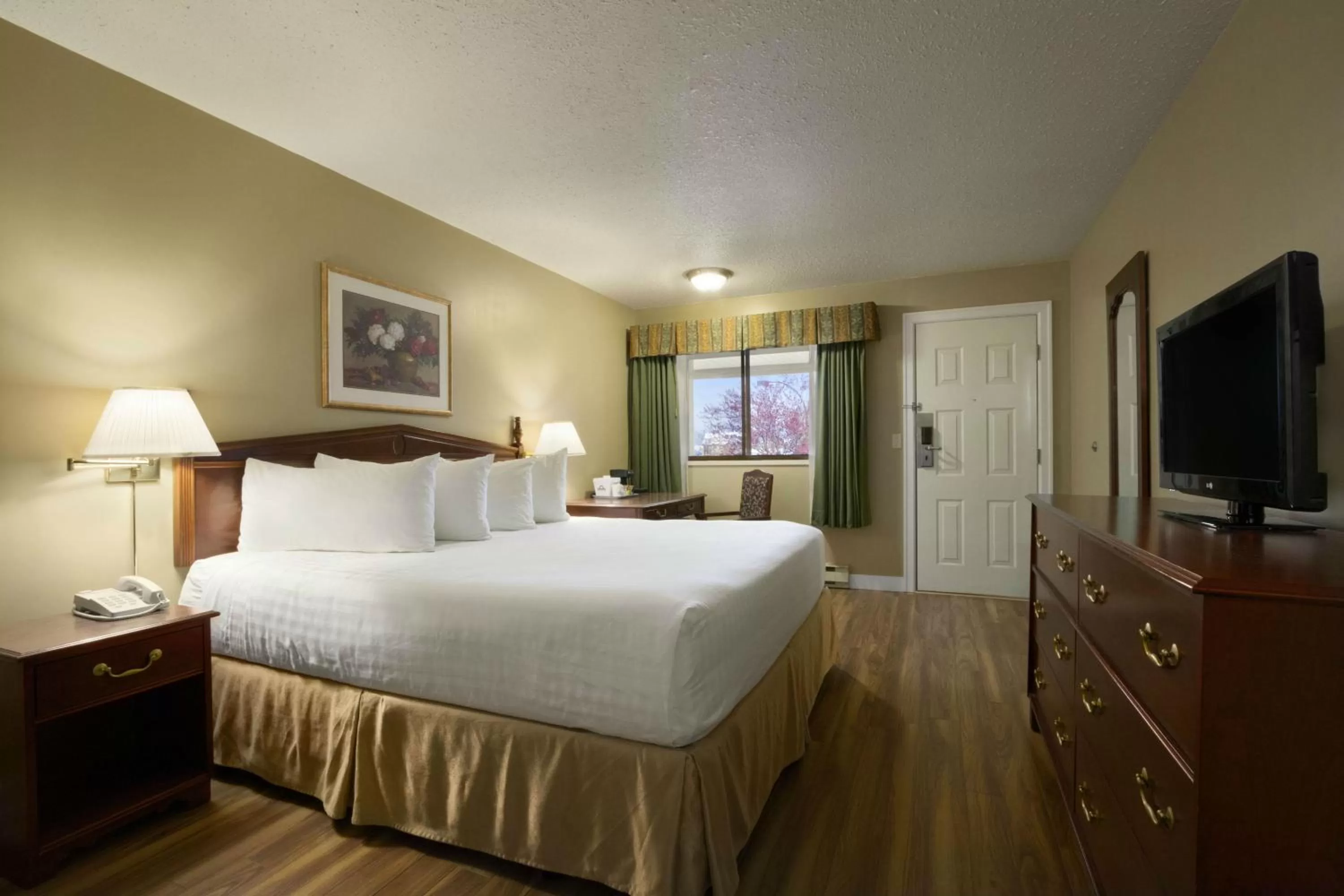 Photo of the whole room, Bed in Days Inn by Wyndham Vernon