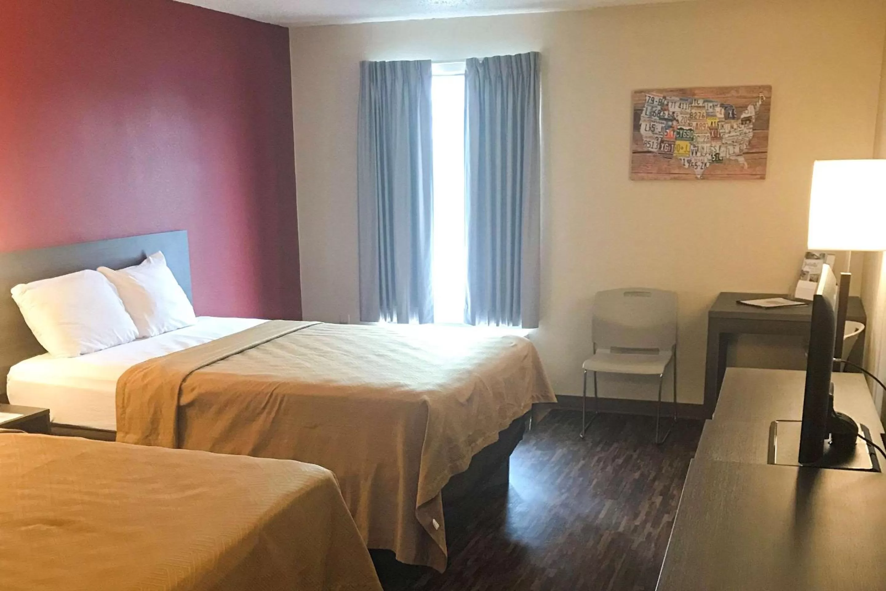 Photo of the whole room, Bed in Econo Lodge Mifflintown