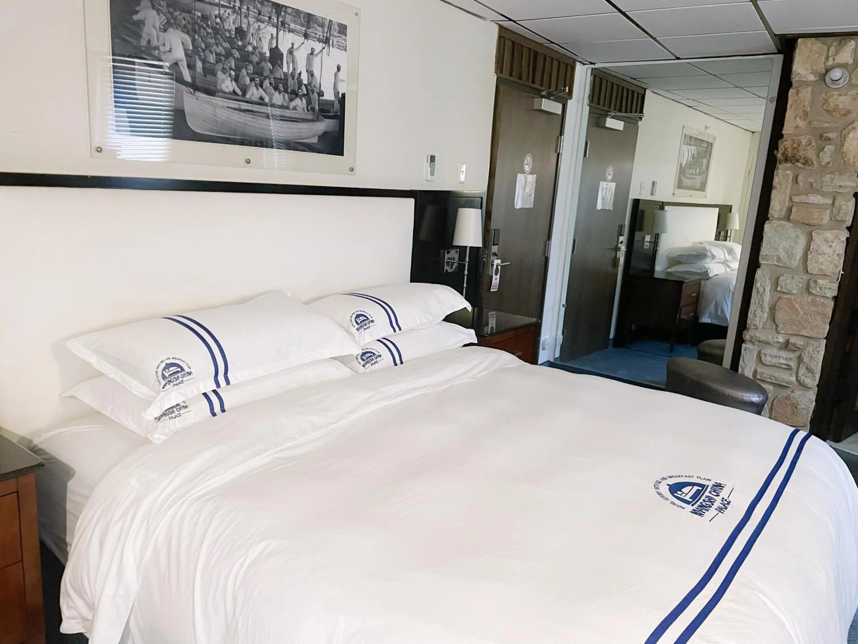 Bedroom, Bed in Wangshi China Palace