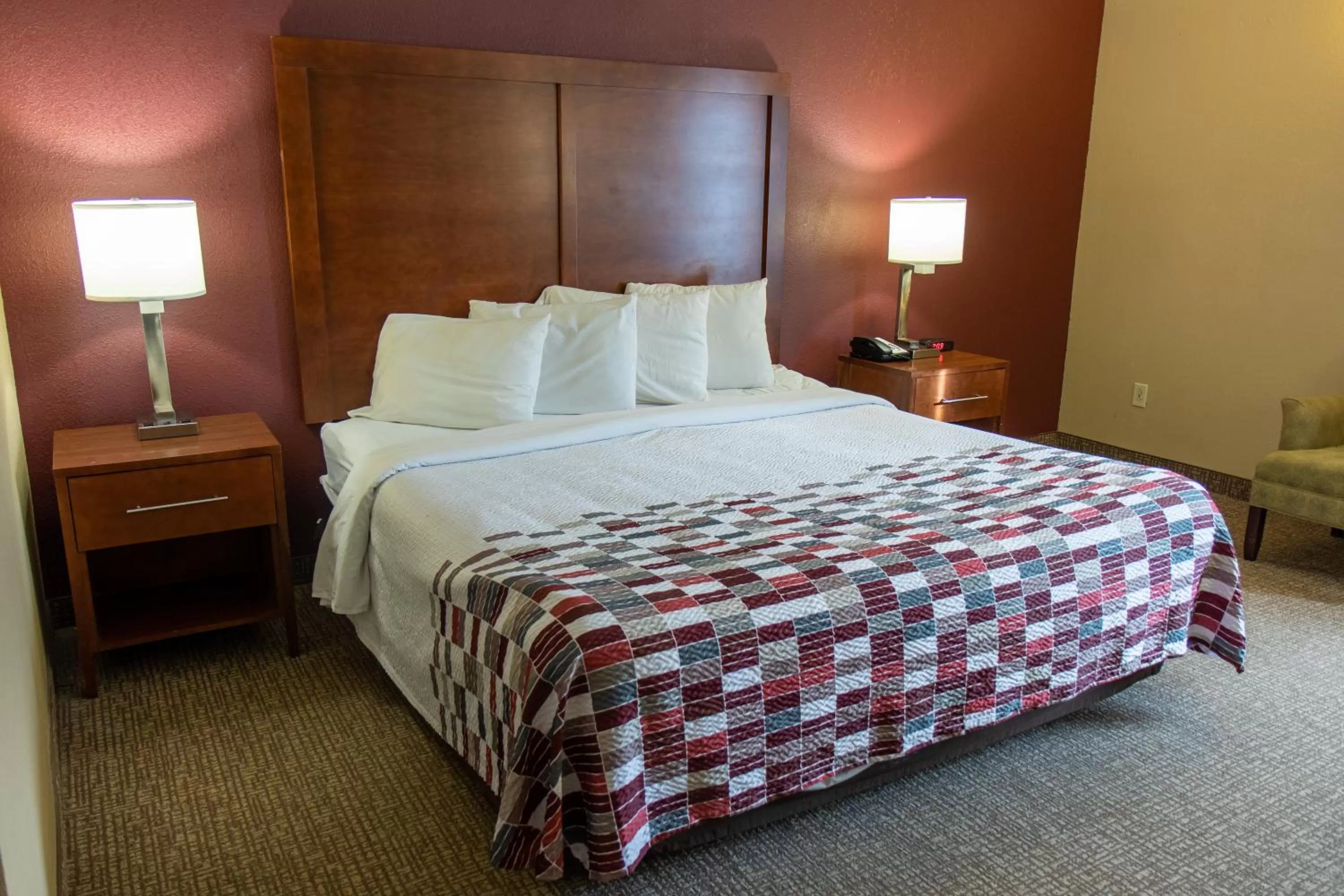 Superior King Room Non-Smoking in Red Roof Inn Newport News - Yorktown