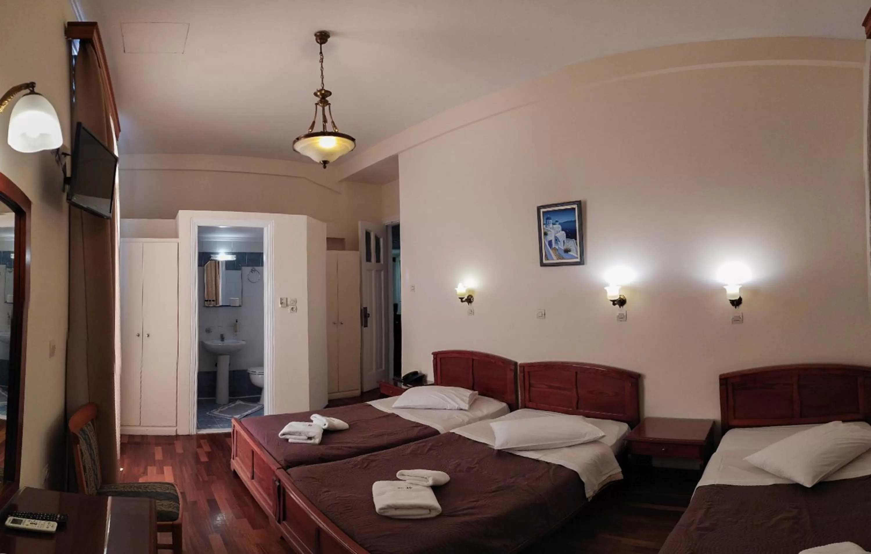 Photo of the whole room, Bed in Cecil Hotel