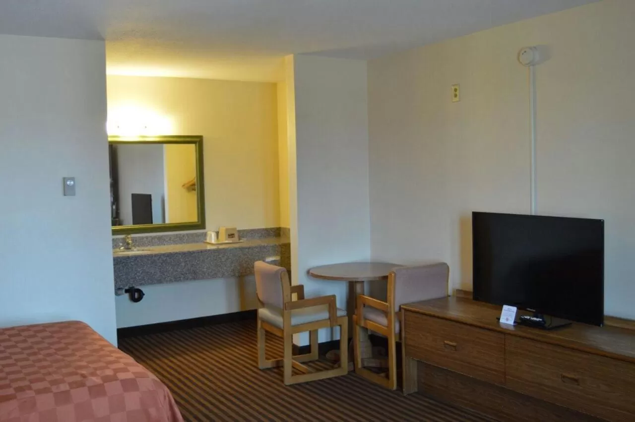 TV and multimedia, Bed in Scottish Inn & Suites - Eau Claire