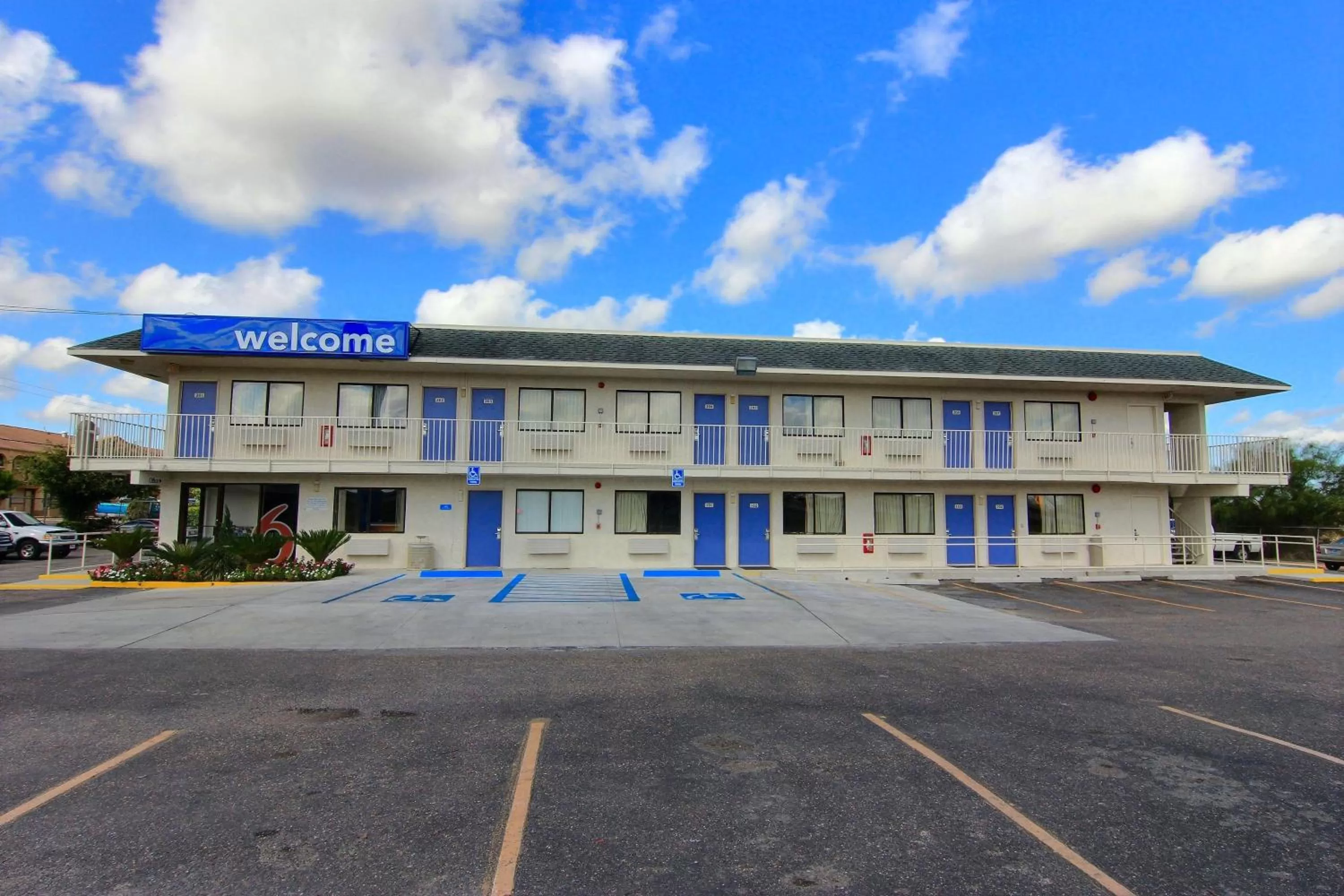 Property building in Motel 6-Kingsville, TX