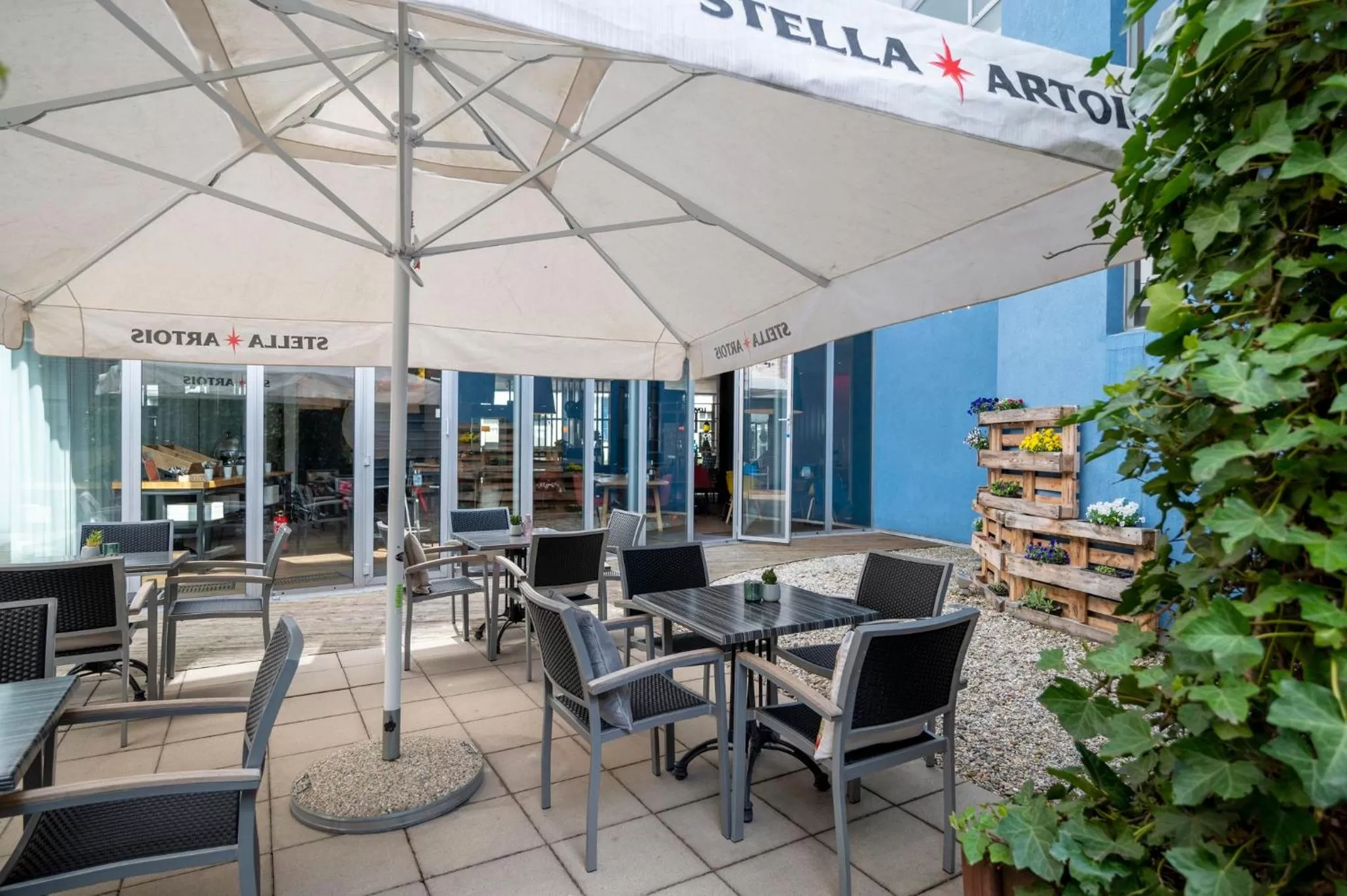 Restaurant/places to eat in Holiday Inn Express Mechelen City Centre by IHG