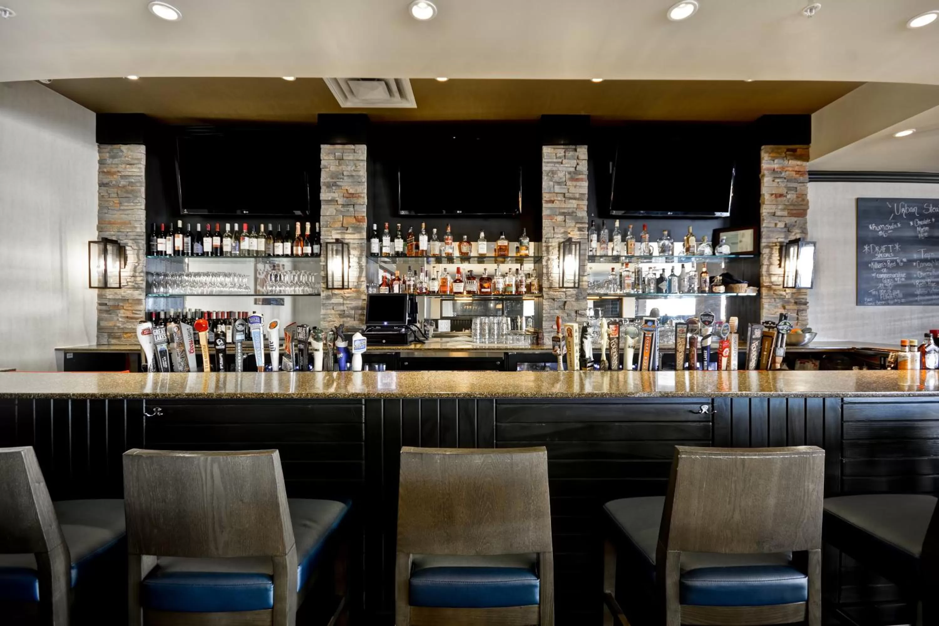 Restaurant/places to eat in Holiday Inn Detroit Metro Airport by IHG