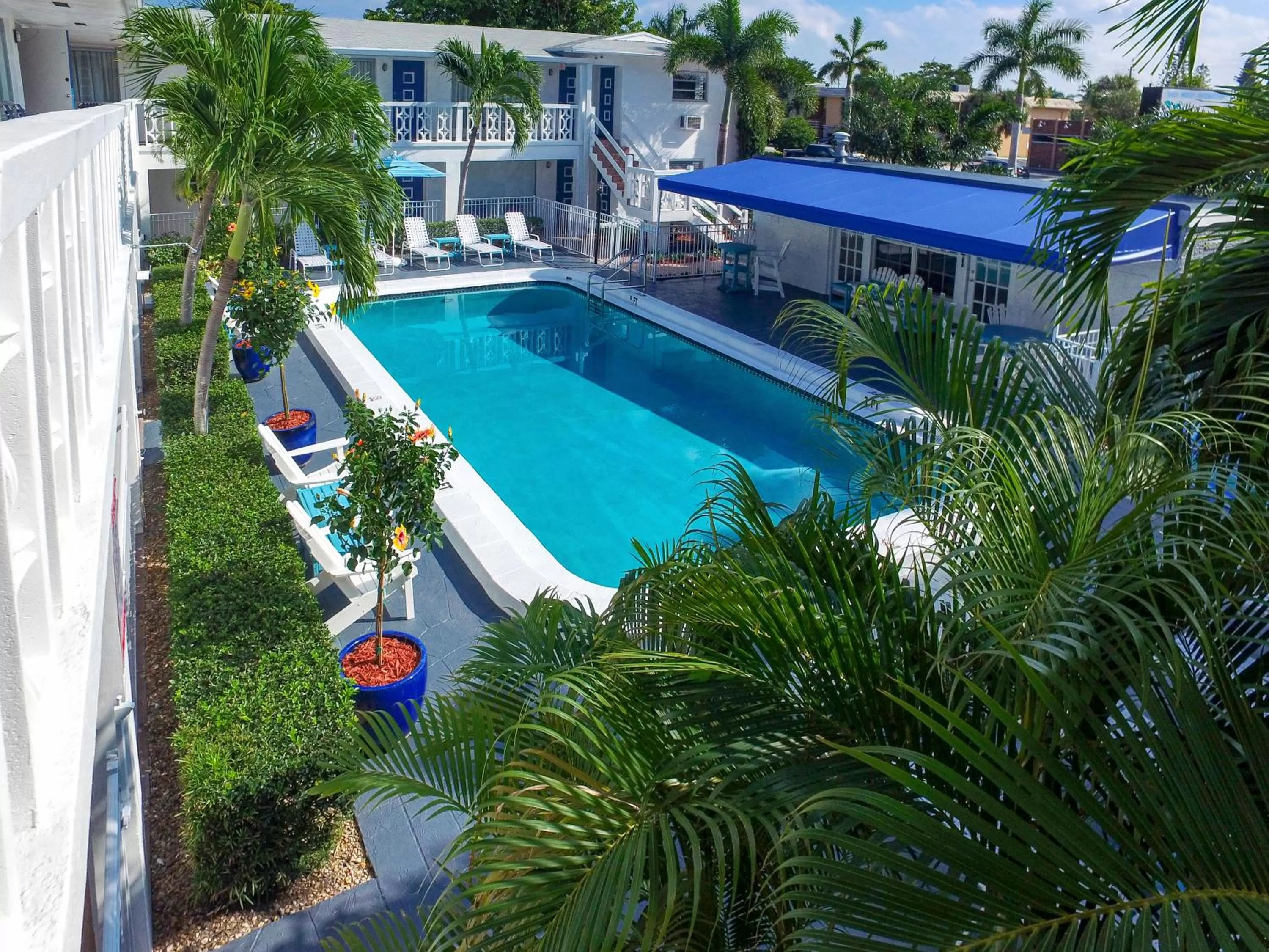 Property building in May-Dee Suites in Florida