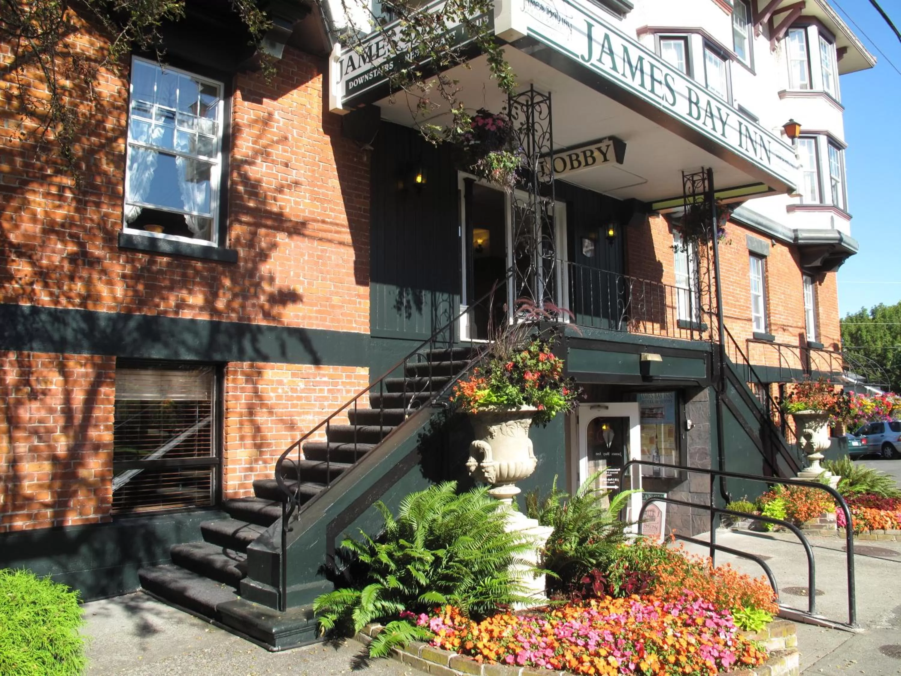 Facade/entrance in James Bay Inn Hotel, Suites & Cottage