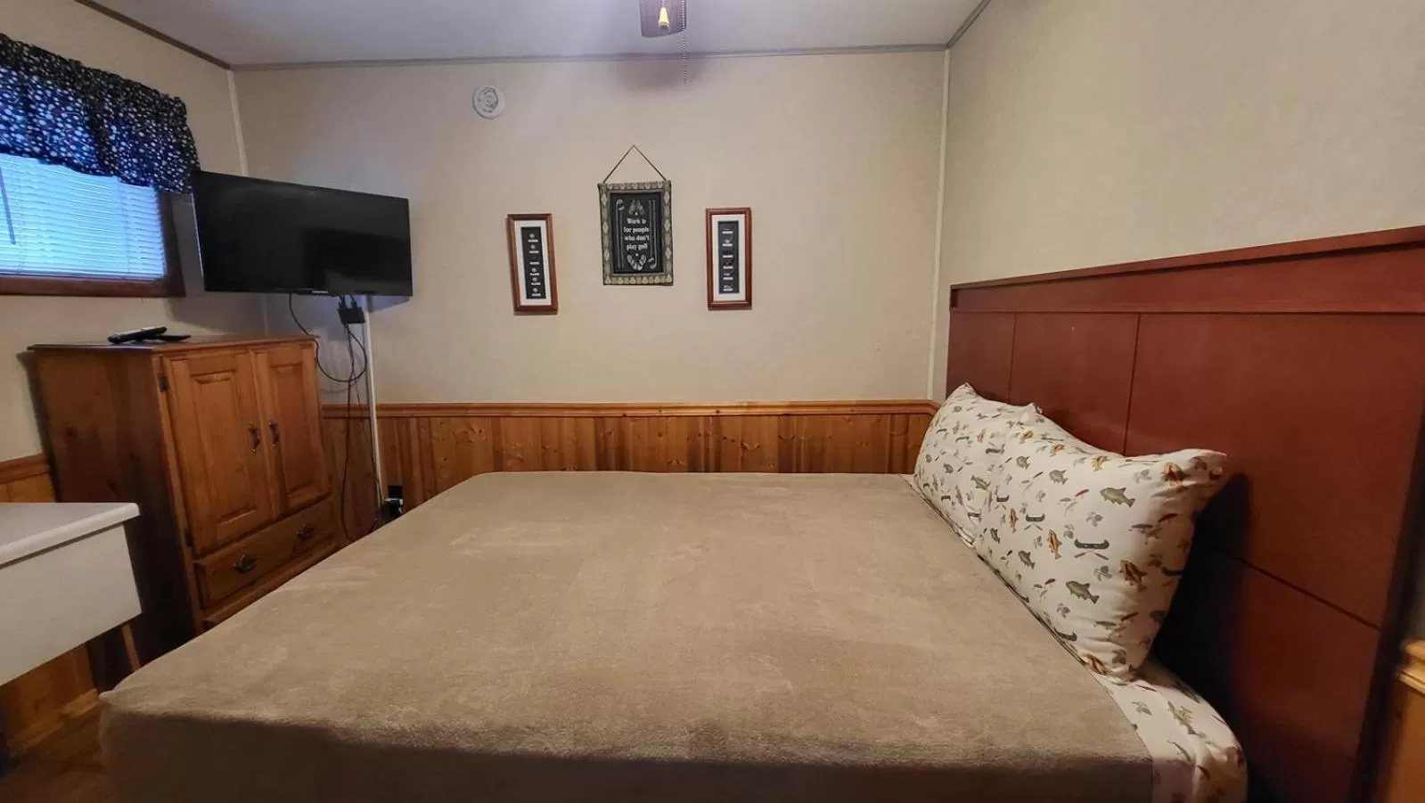 Bed in Hunter's Friend Resort near Table Rock Lake