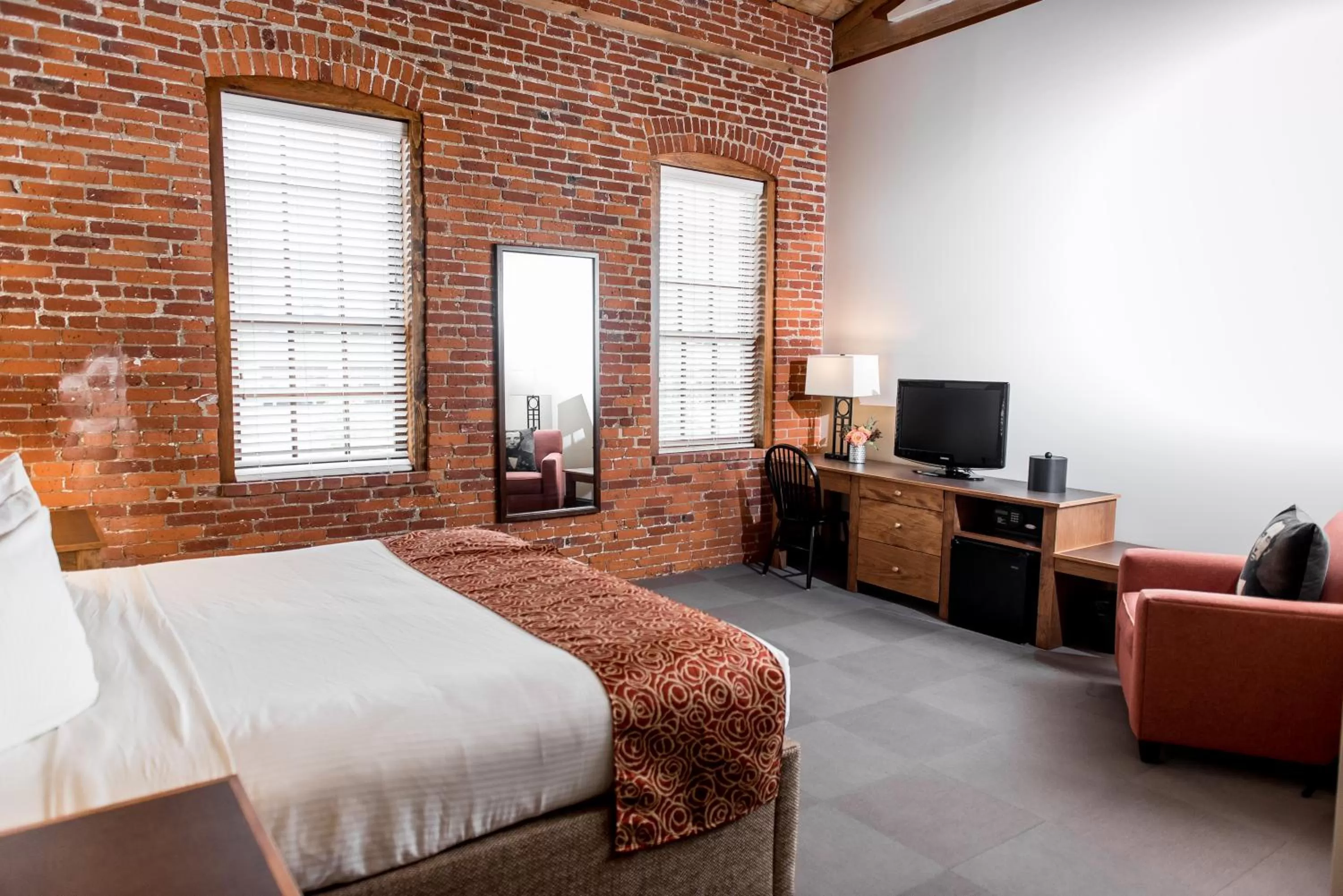 Photo of the whole room, Bed in Cork Factory Hotel