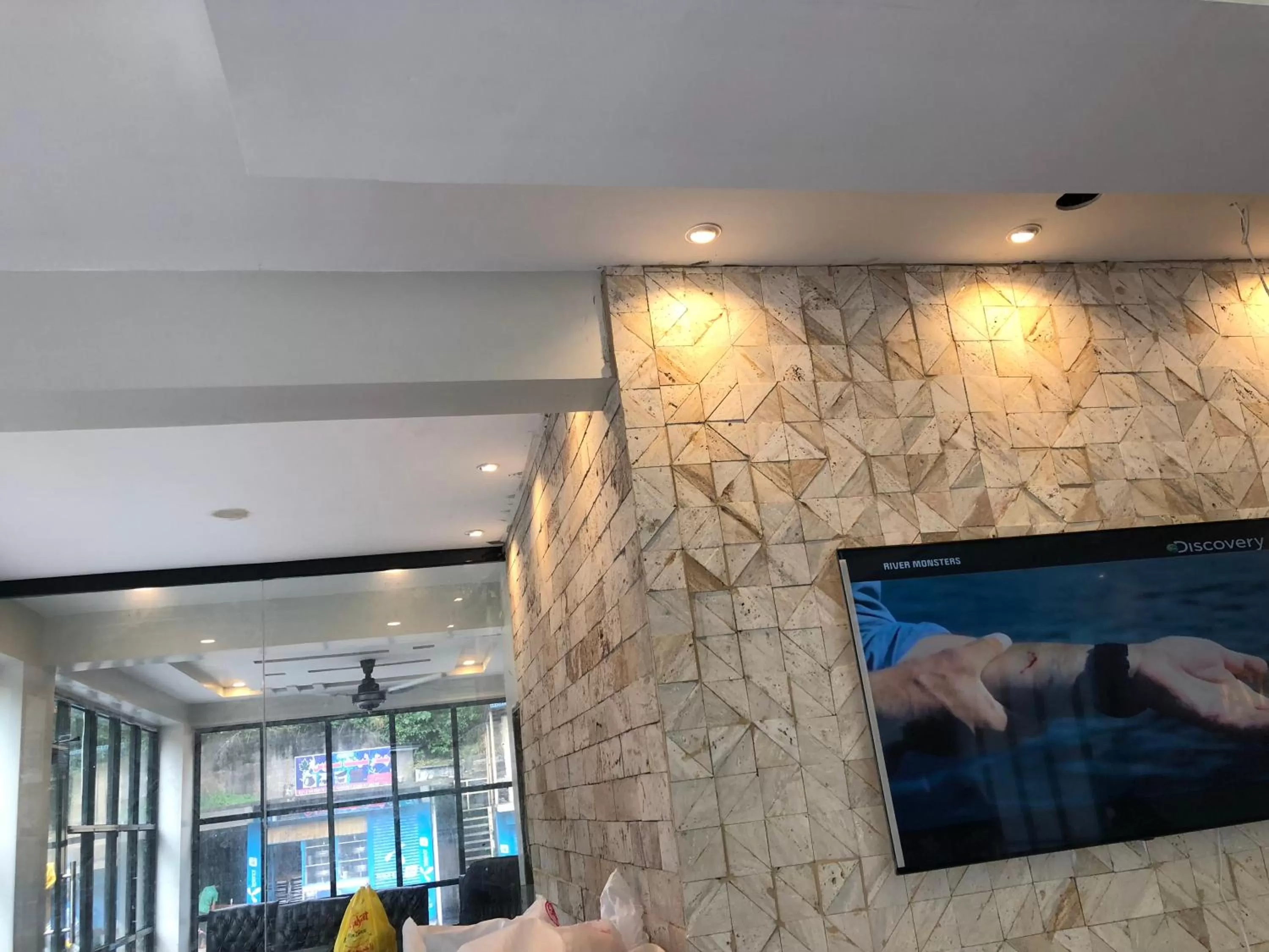 Communal lounge/ TV room in Hotel La Orilla Muzaffarabad