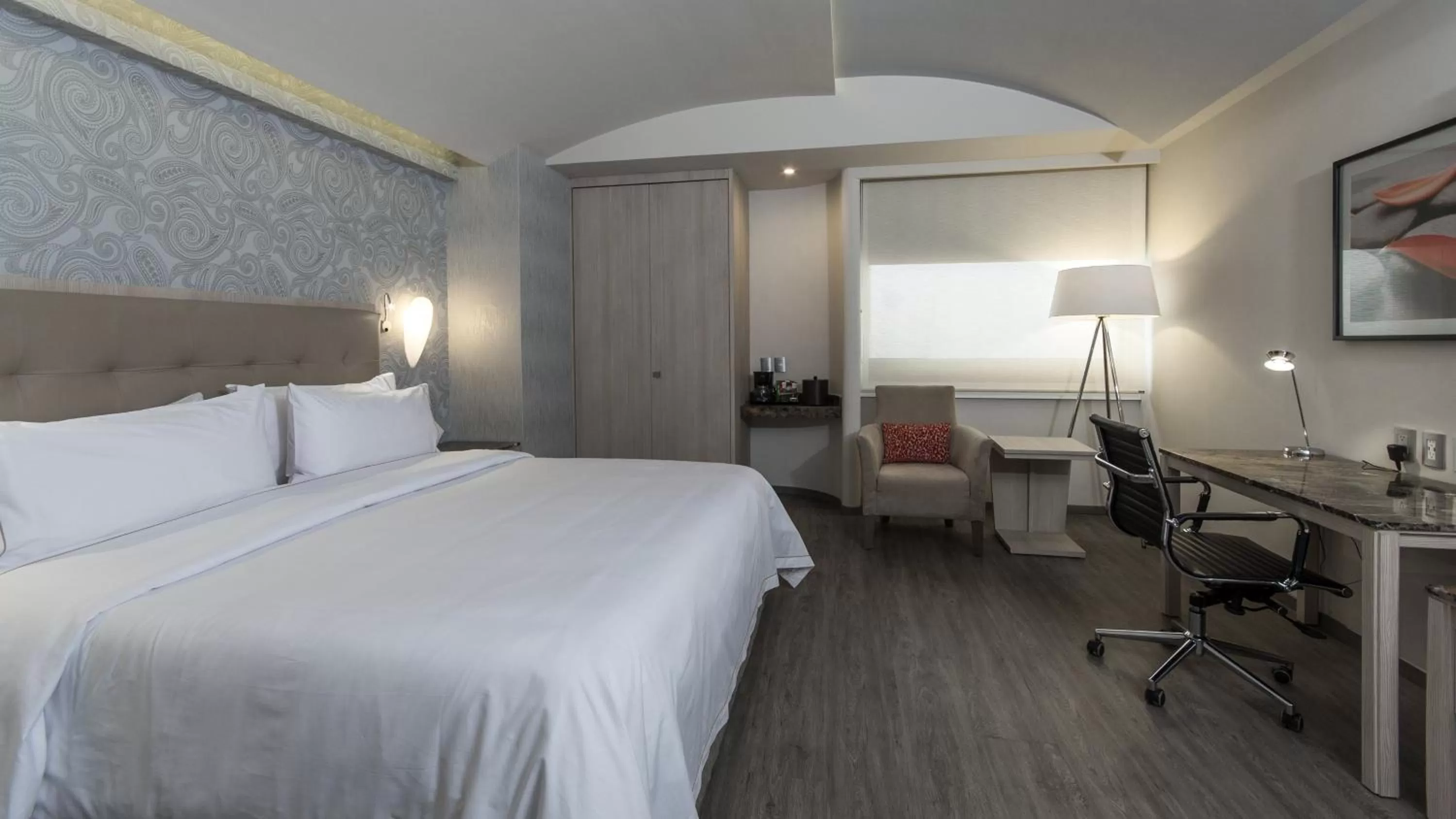 Photo of the whole room, Bed in Holiday Inn Express Mexico- Toreo by IHG