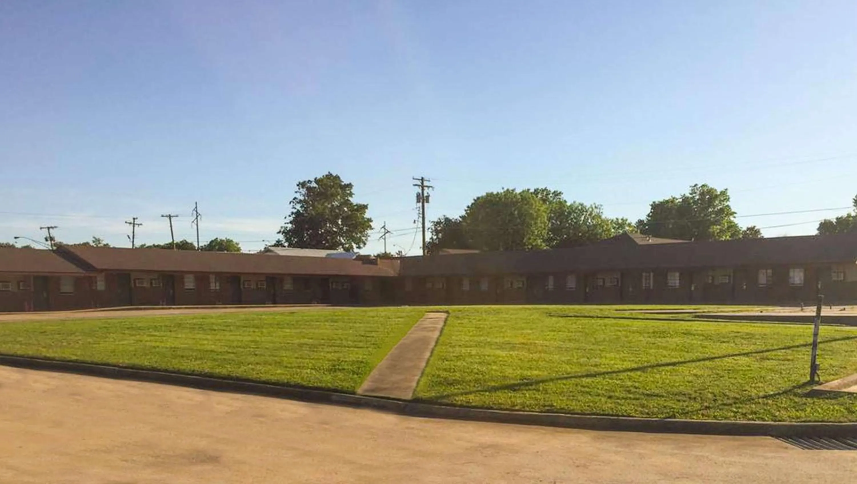 Property building in Budget Inn Ardmore OK