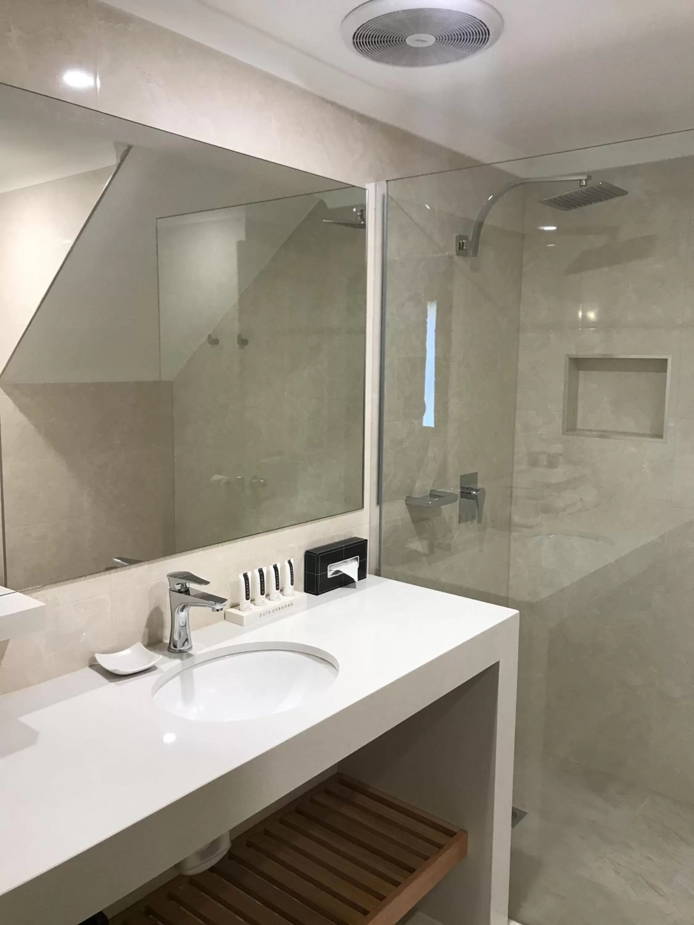 Bathroom in Canterbury International Hotel