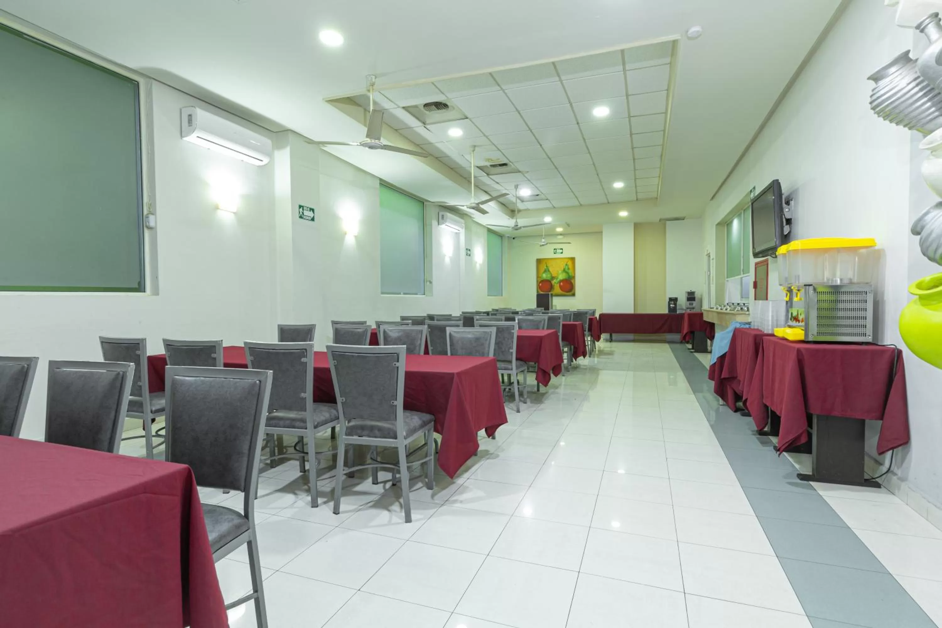 Restaurant/places to eat in Hotel Plaza del Arco Express