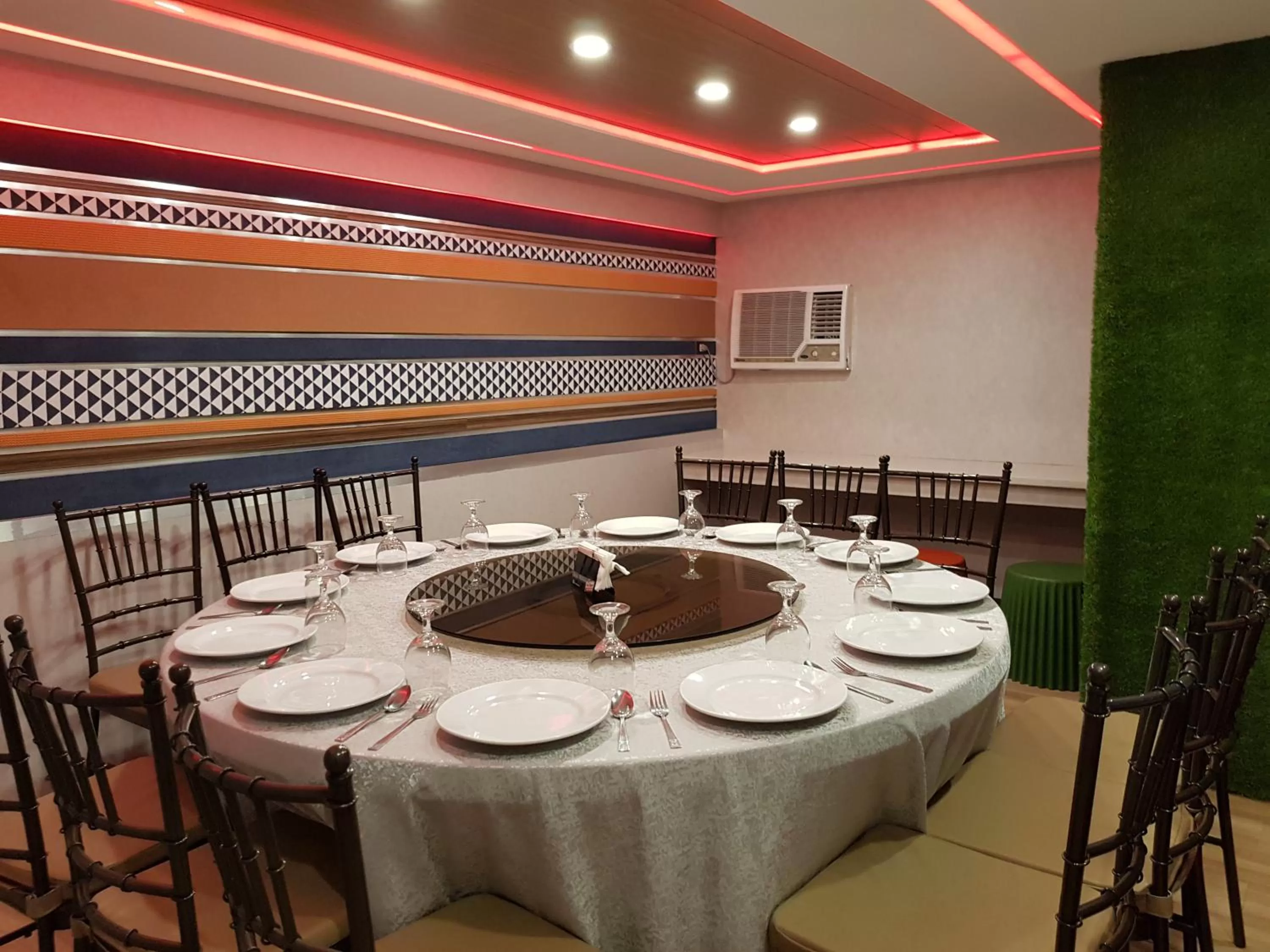 Restaurant/places to eat in Star Plaza Hotel