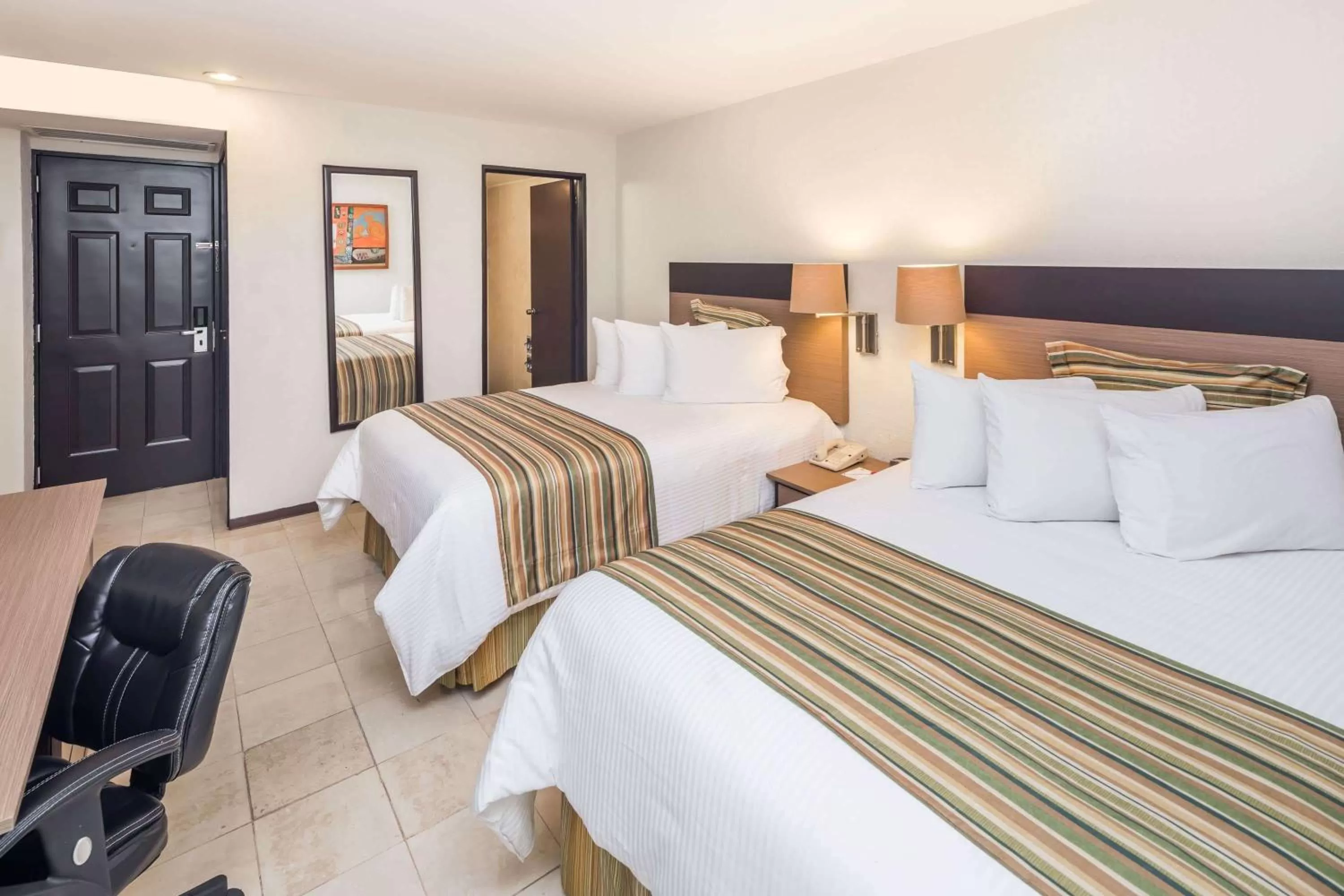 Photo of the whole room, Bed in Ramada Hola Culiacan