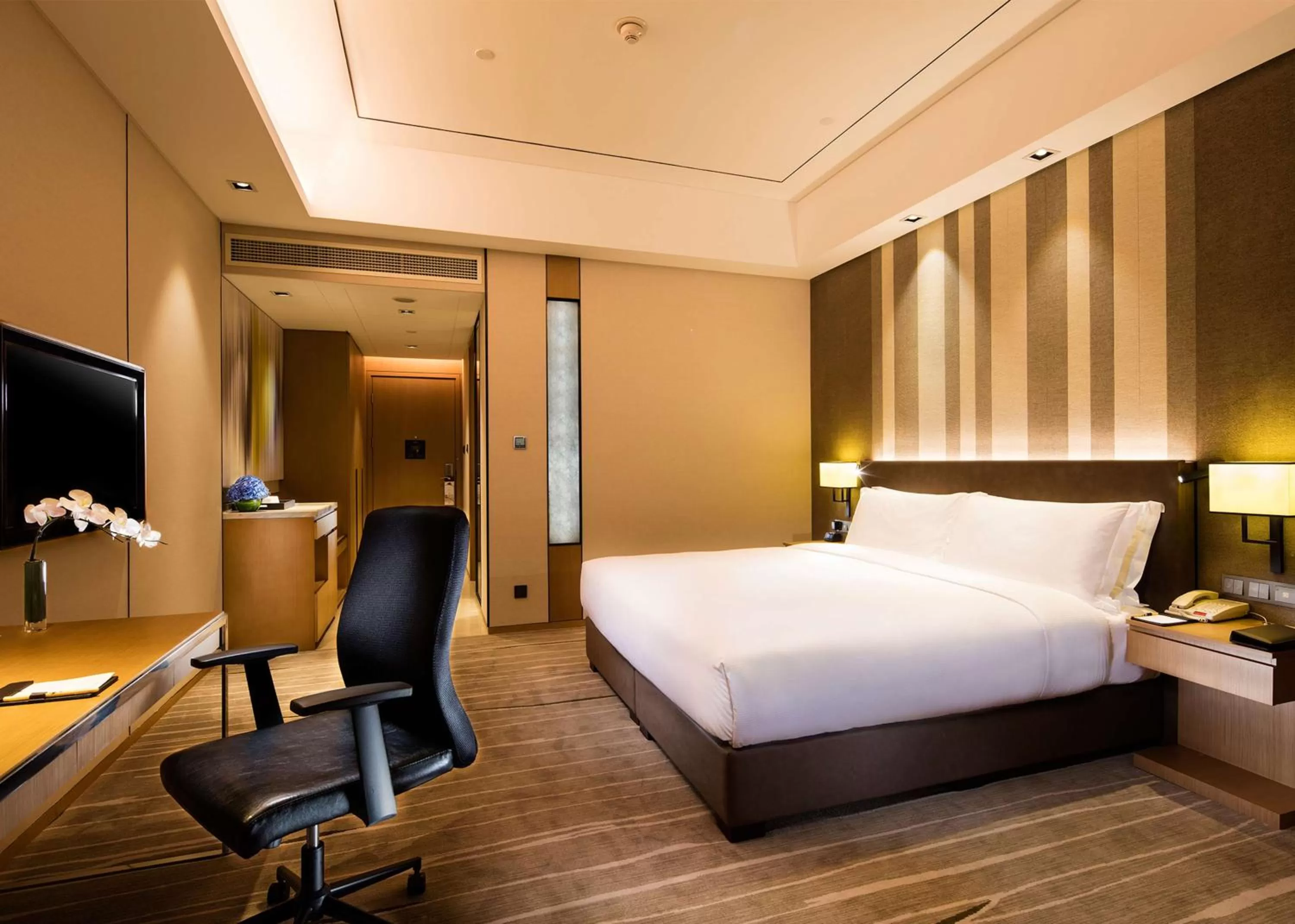 Bedroom, Bed in DoubleTree by Hilton Chongqing - Nan'an