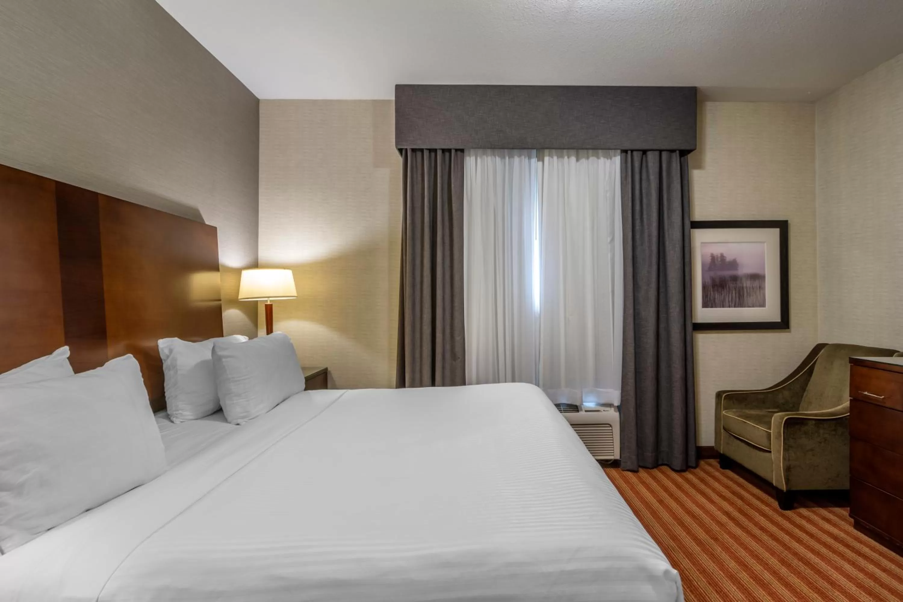 Photo of the whole room, Bed in Devonian Hotel and Suites