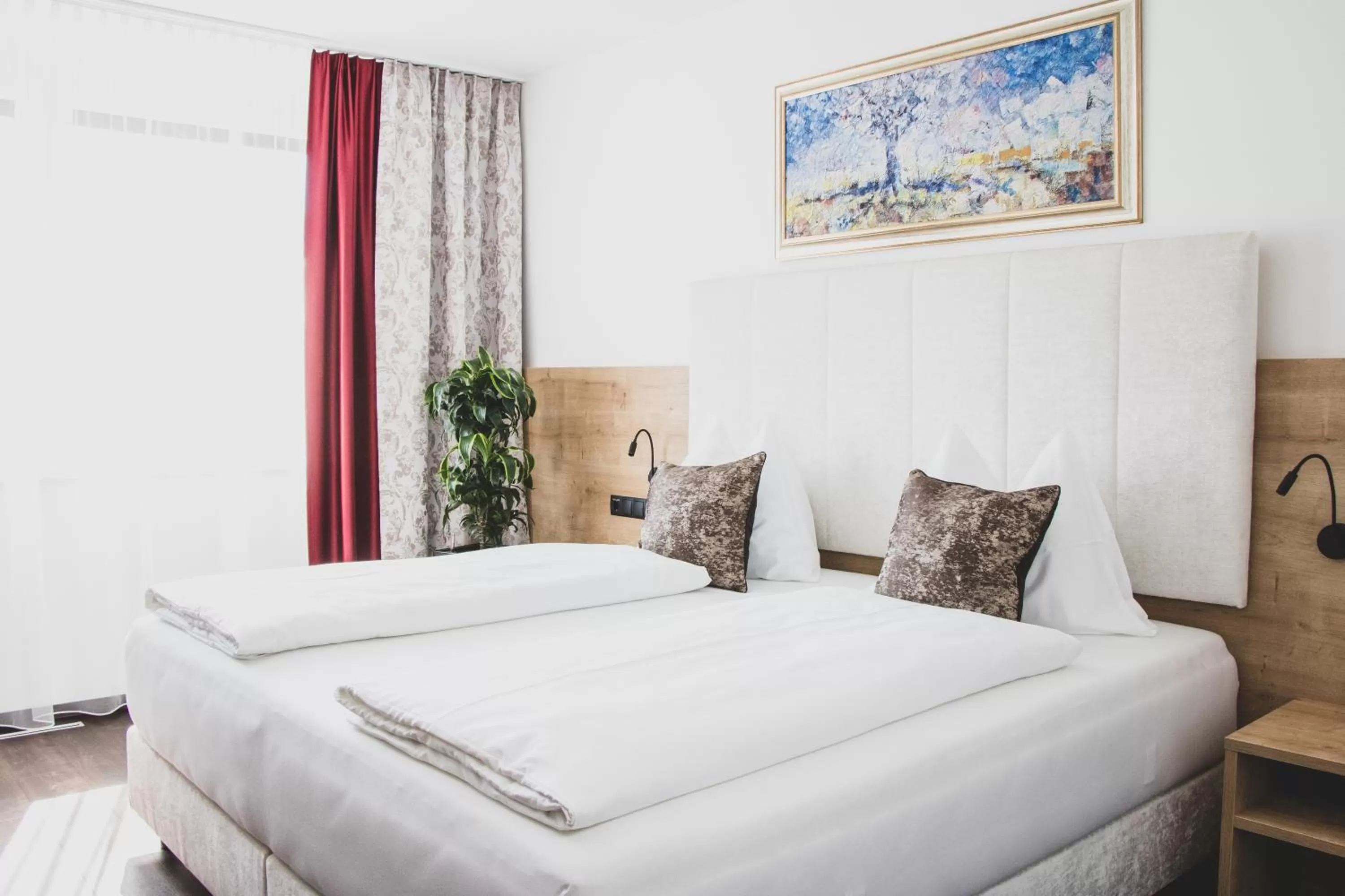 Photo of the whole room, Bed in EDELMANNs Hotel