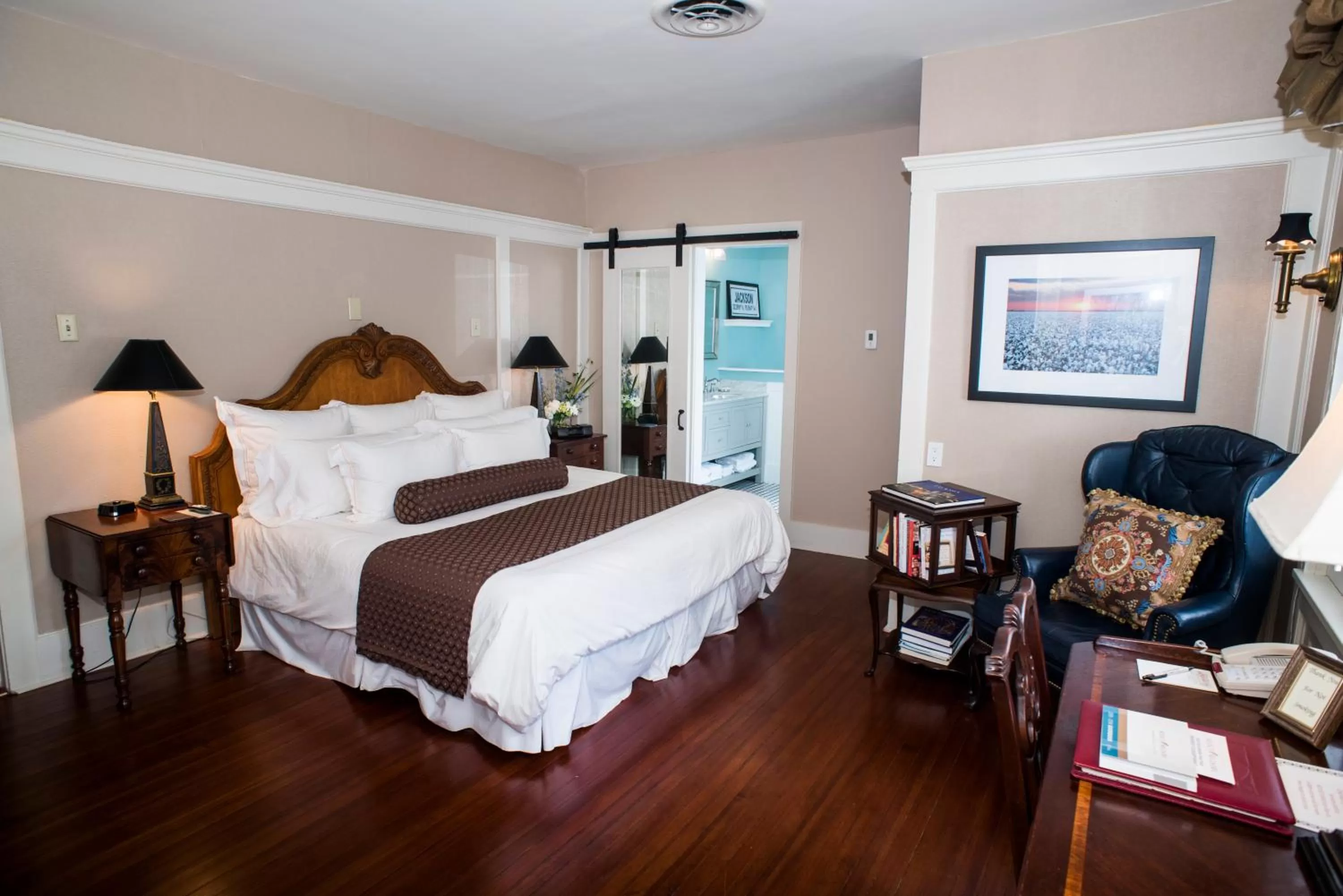 Photo of the whole room, Bed in Fairview Inn