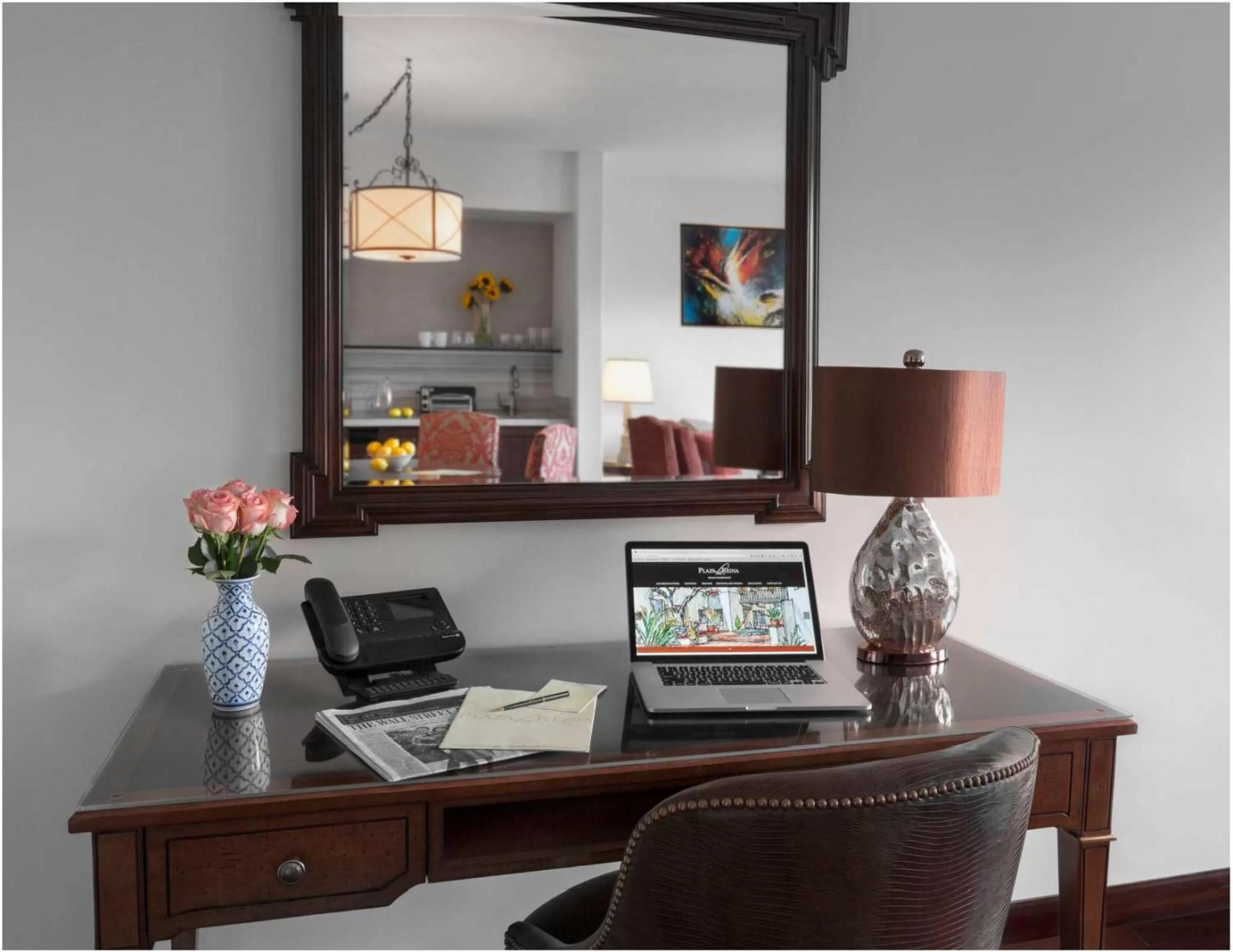 Decorative detail in Plaza la Reina