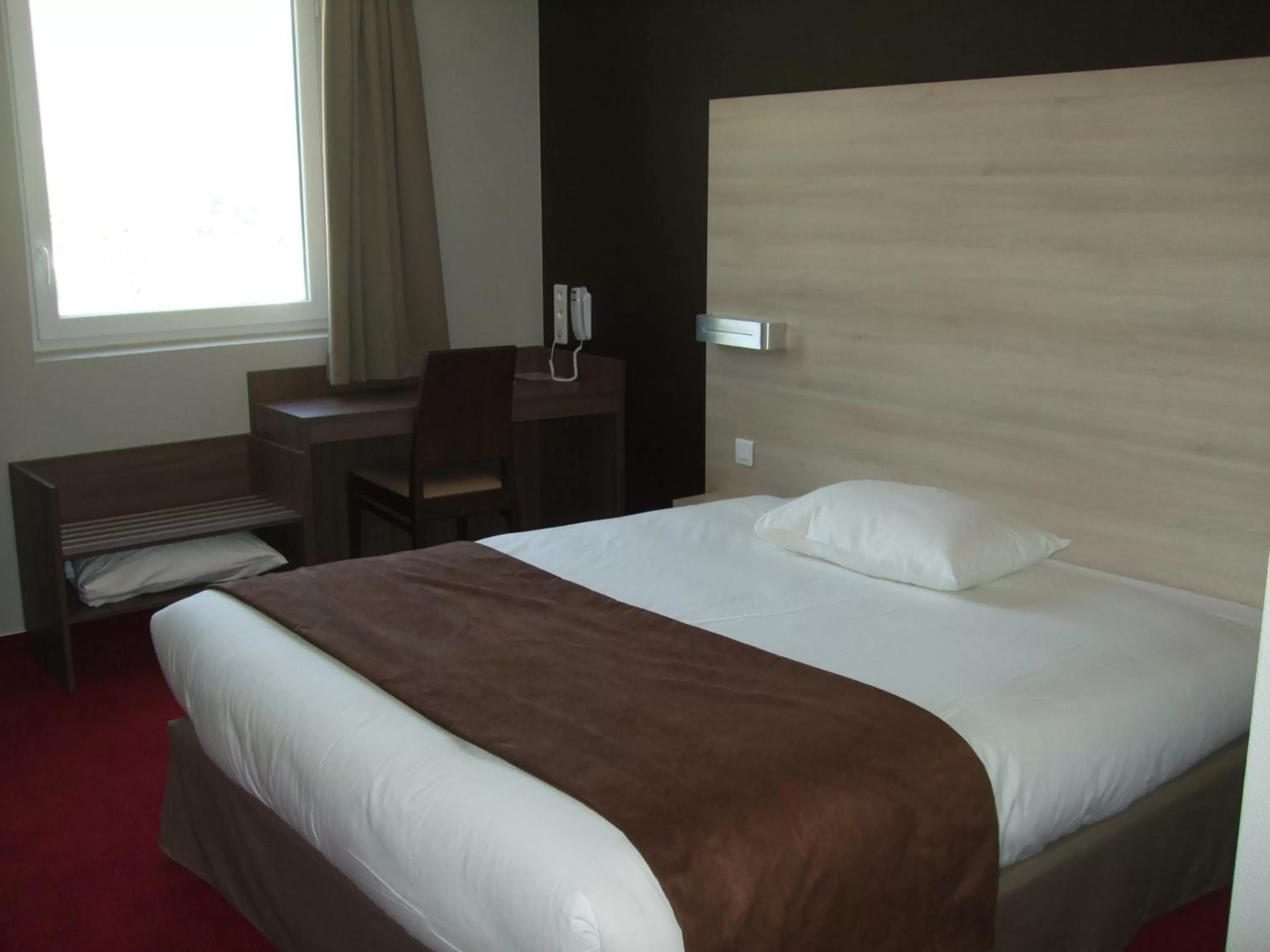 Seating area, Bed in Ekho Hotel Grenoble Nord Saint Egrève