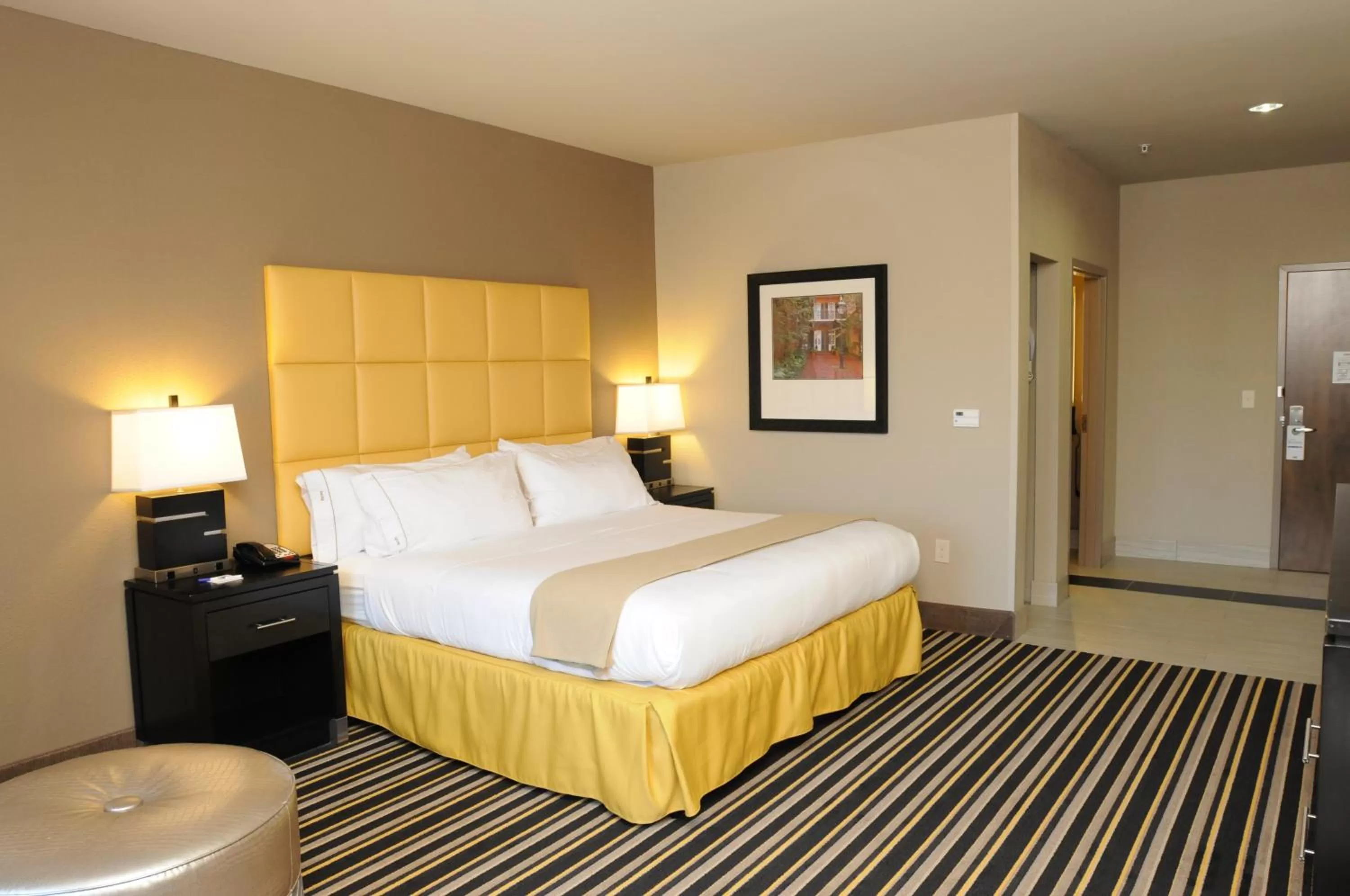 Photo of the whole room, Bed in Holiday Inn Express Covington-Madisonville by IHG
