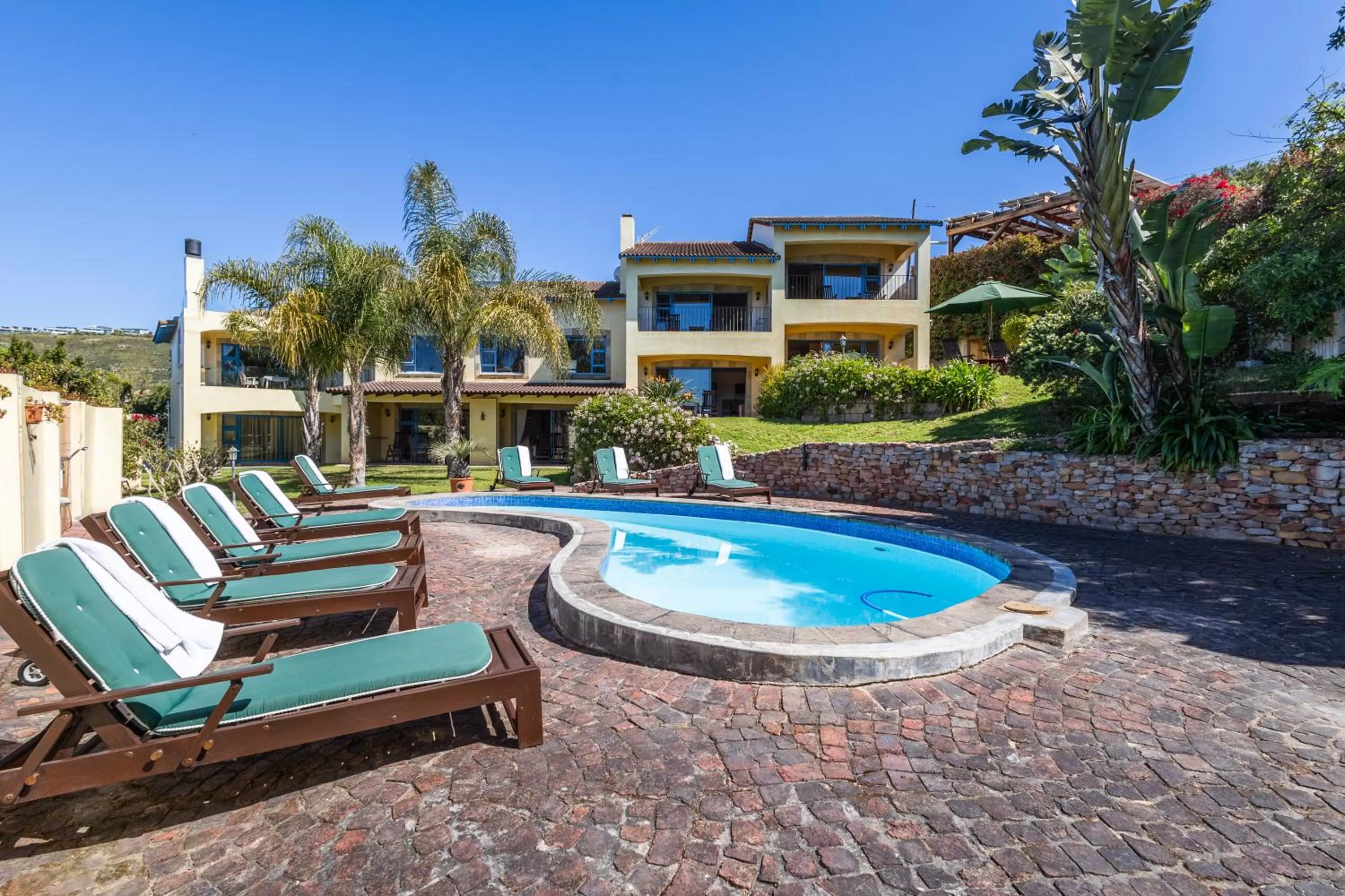 Property building, Swimming Pool in Gästehaus Pinkepank