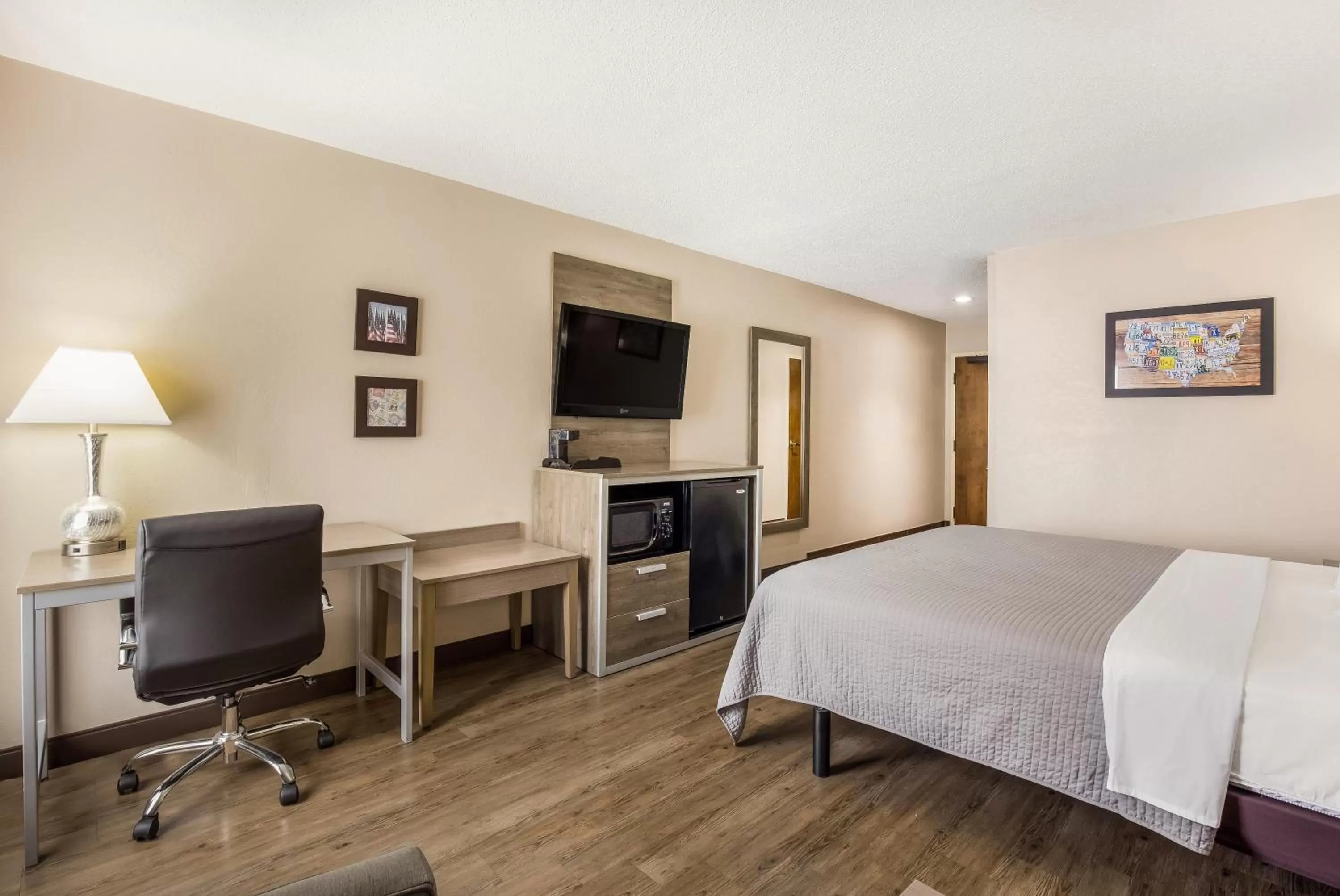 Bed in Hometown Inn Thomasville