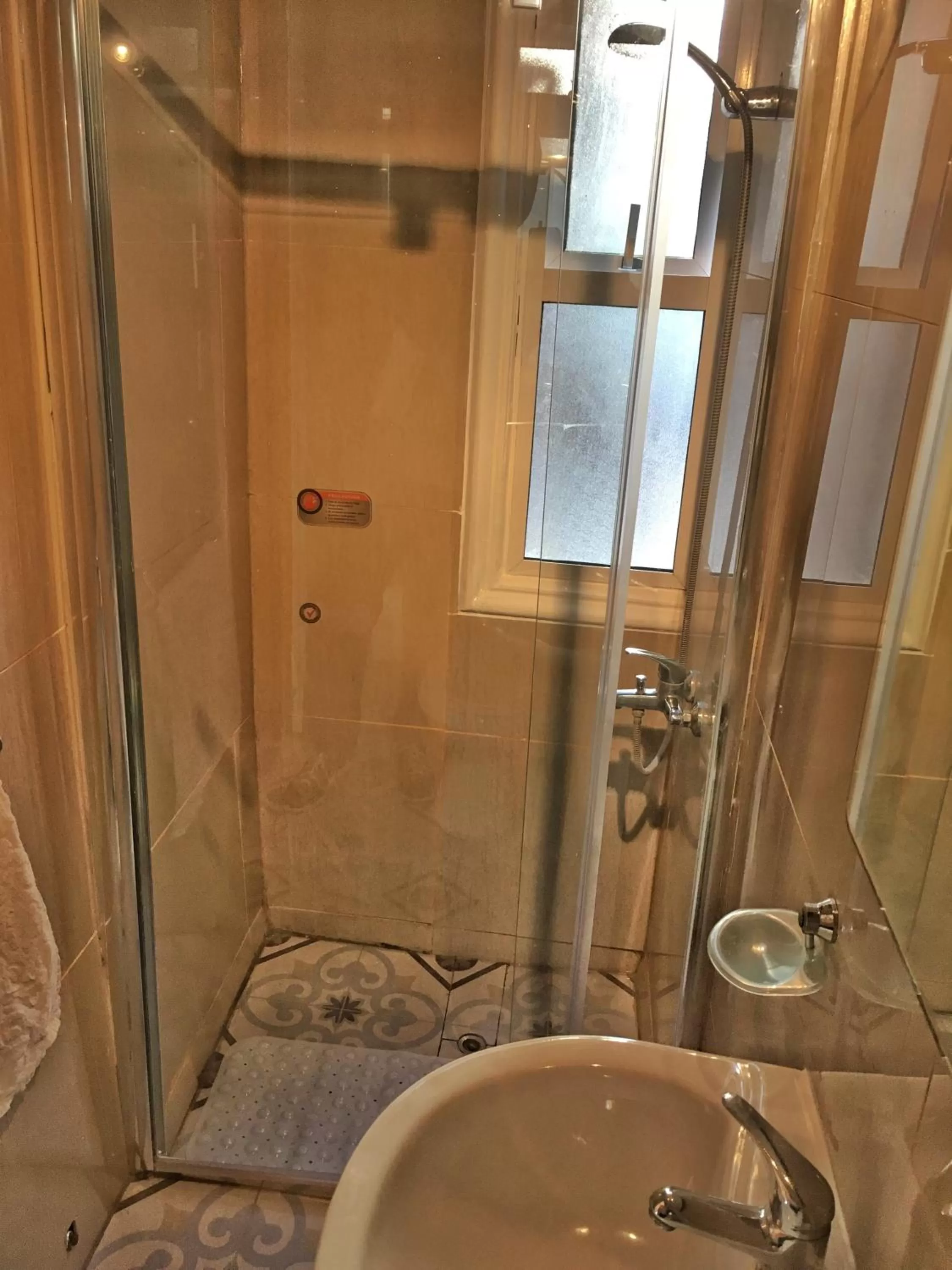 Bathroom in Tralkan B&B