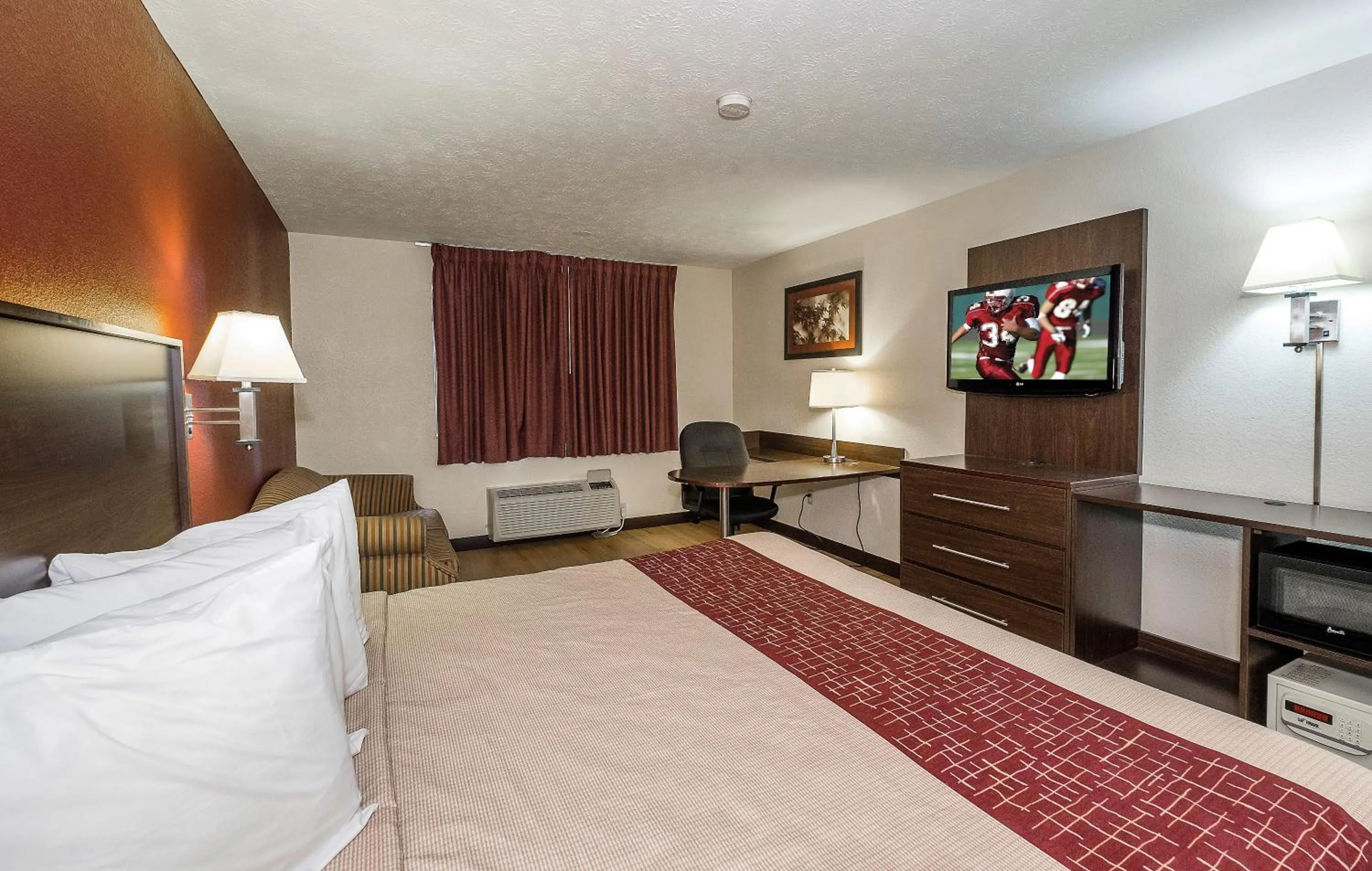 Photo of the whole room, Bed in Red Roof Inn & Suites Hermitage