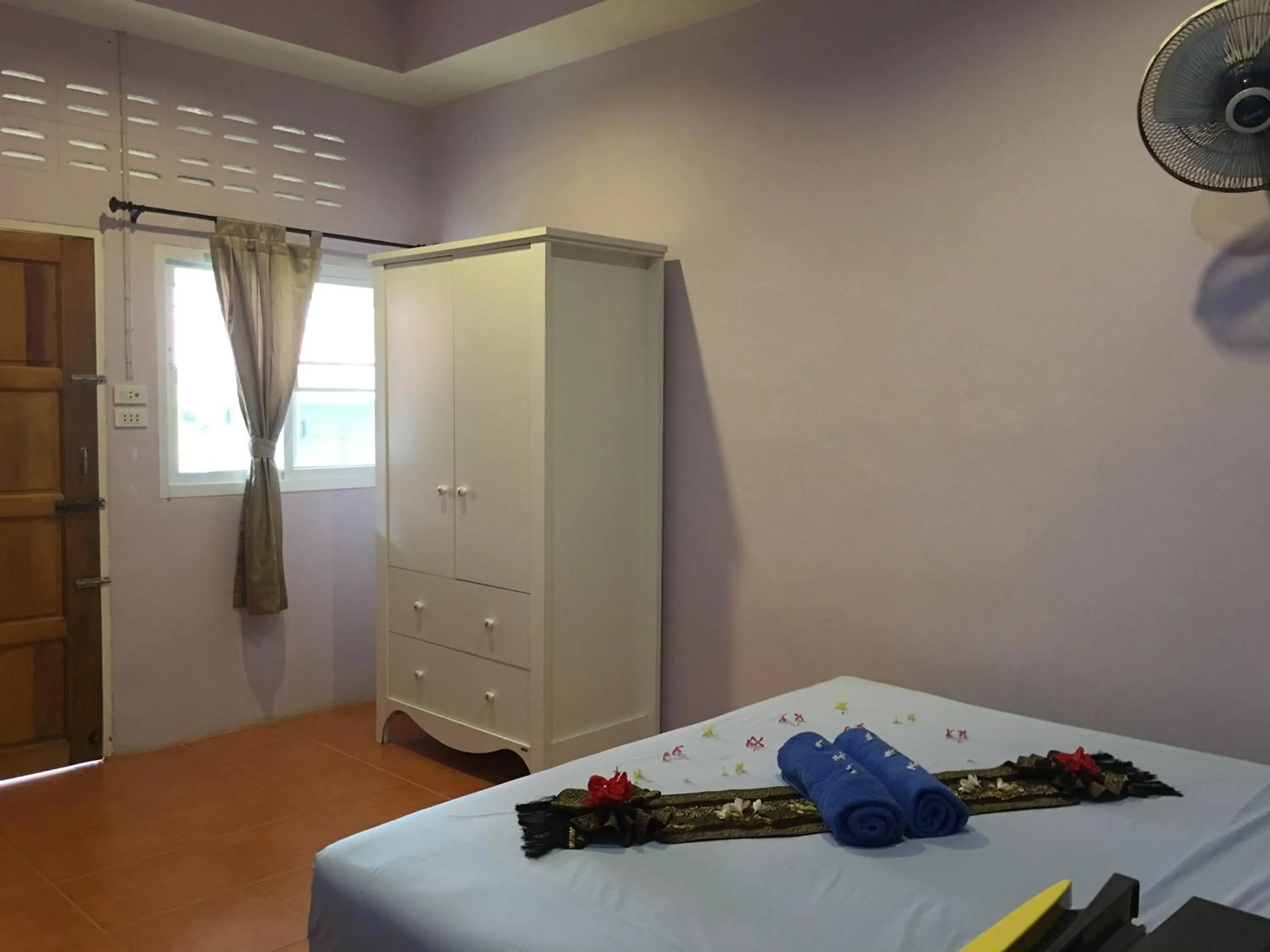 Photo of the whole room, Bed in Lanta Garden Home