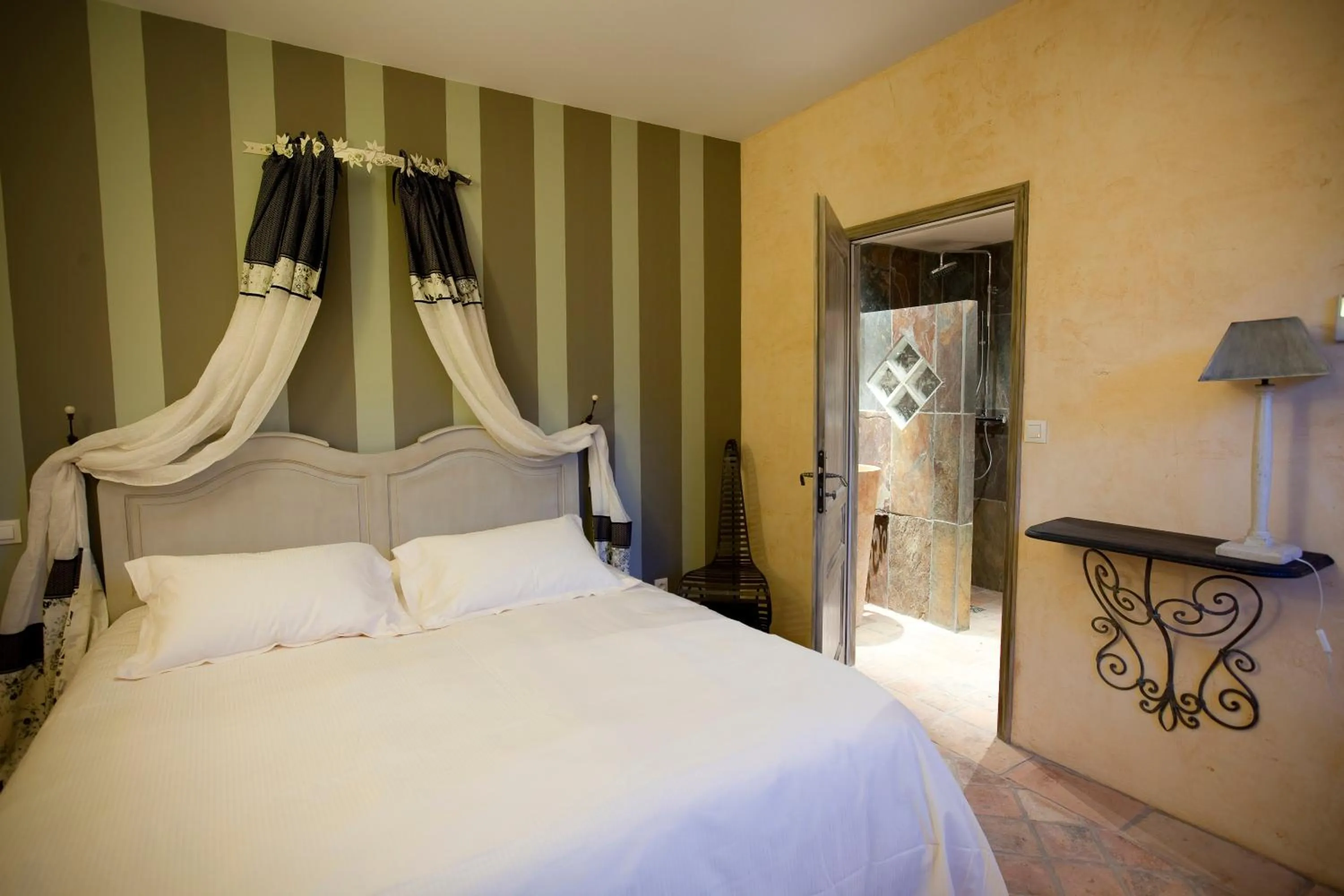 Bed in Hôtel-Spa Le Saint Cirq