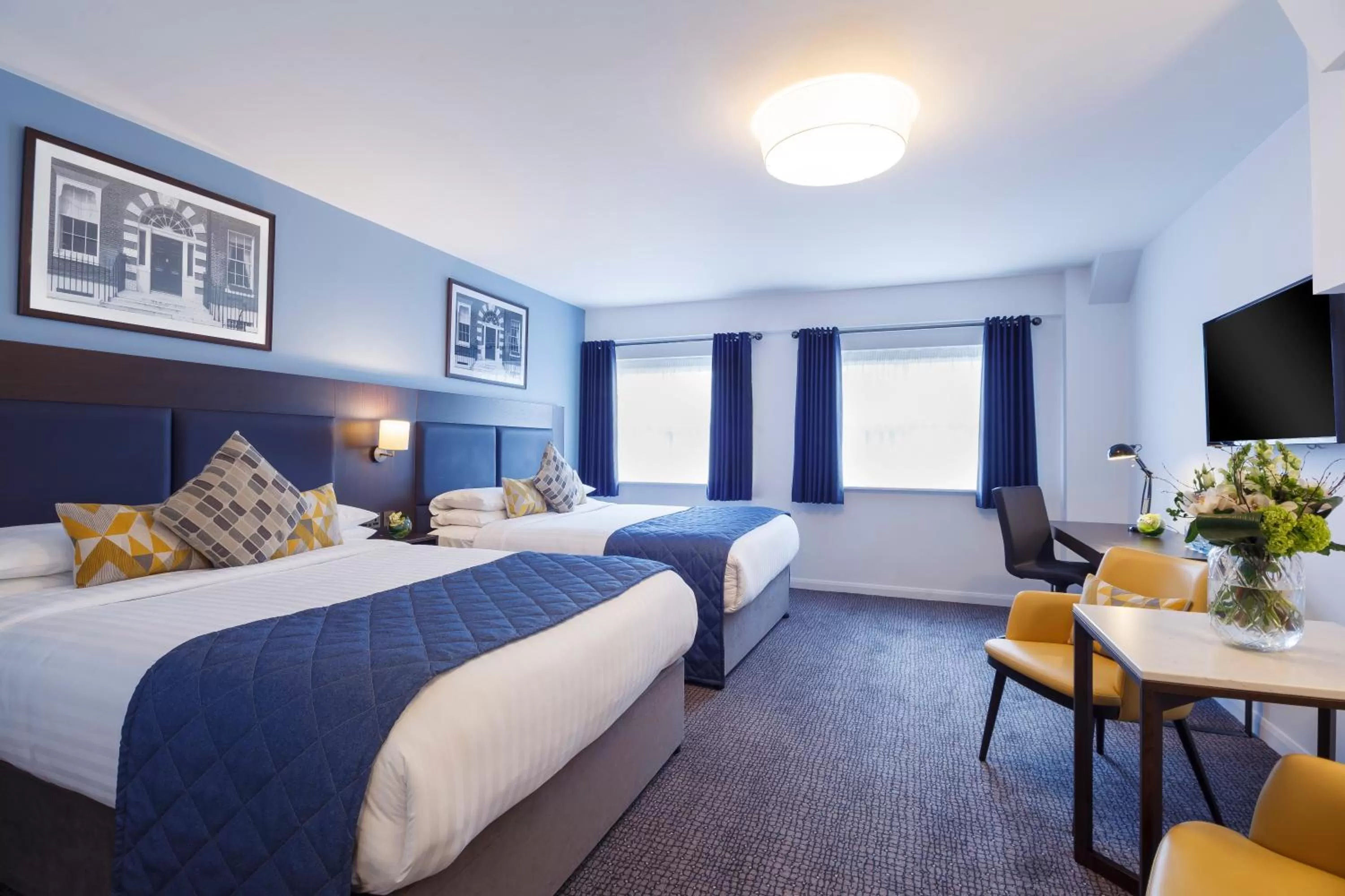 Photo of the whole room, Bed in Temple Bar Hotel