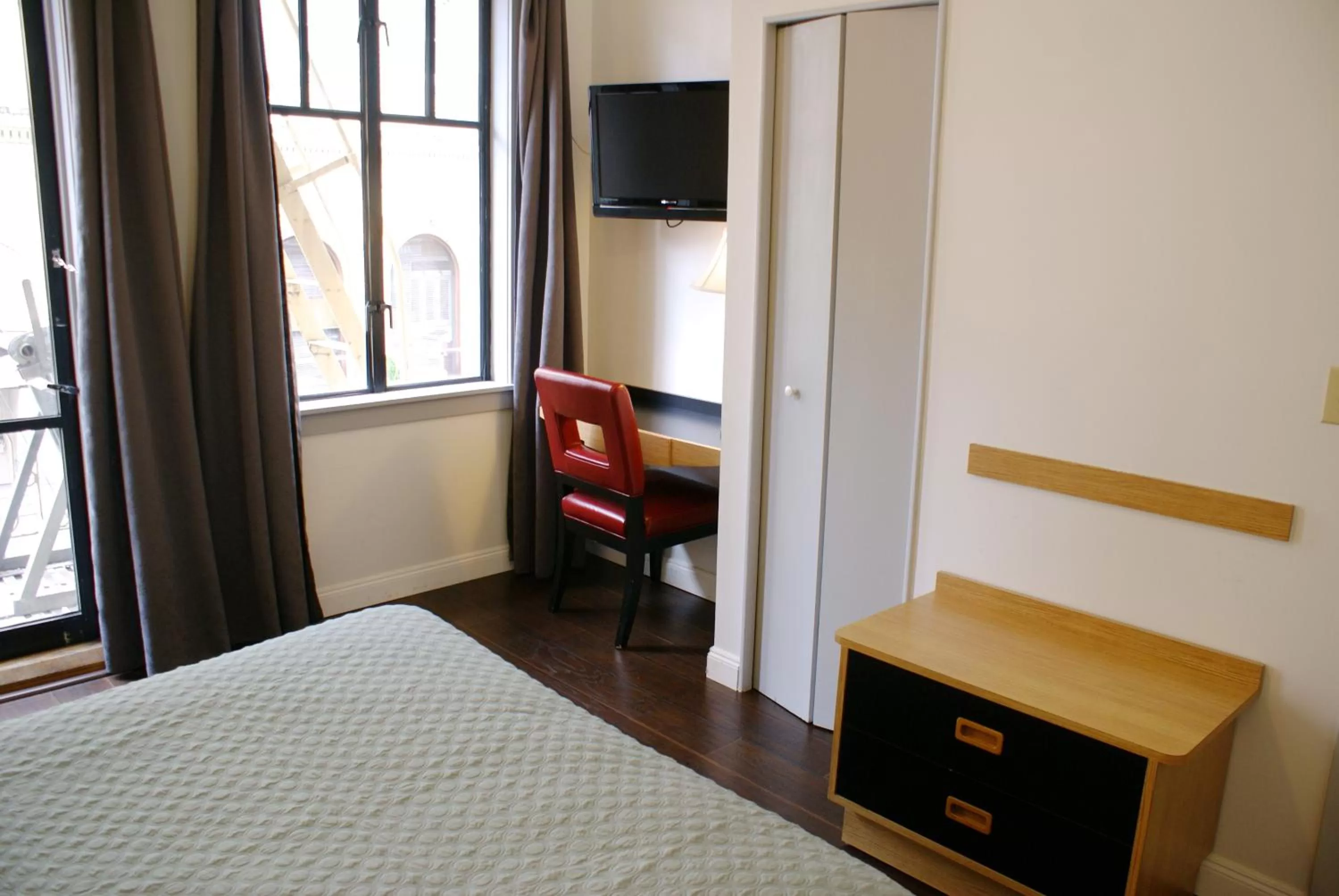 TV and multimedia, Bed in Touchstone Hotel - City Center