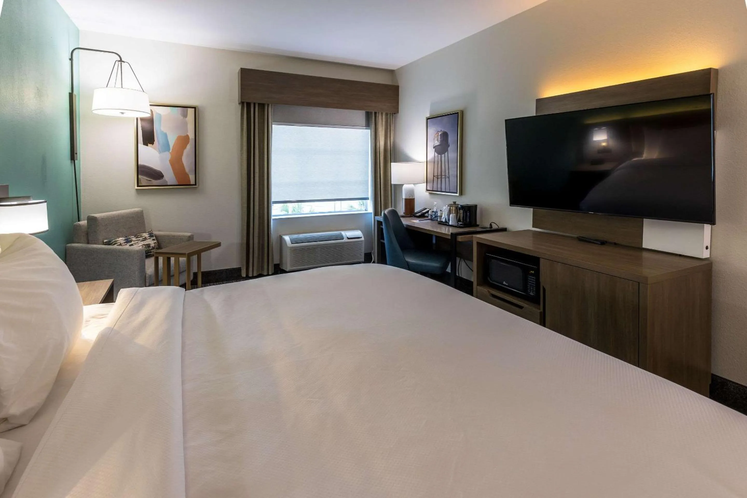 Bedroom, TV/Entertainment Center in La Quinta by Wyndham New Iberia