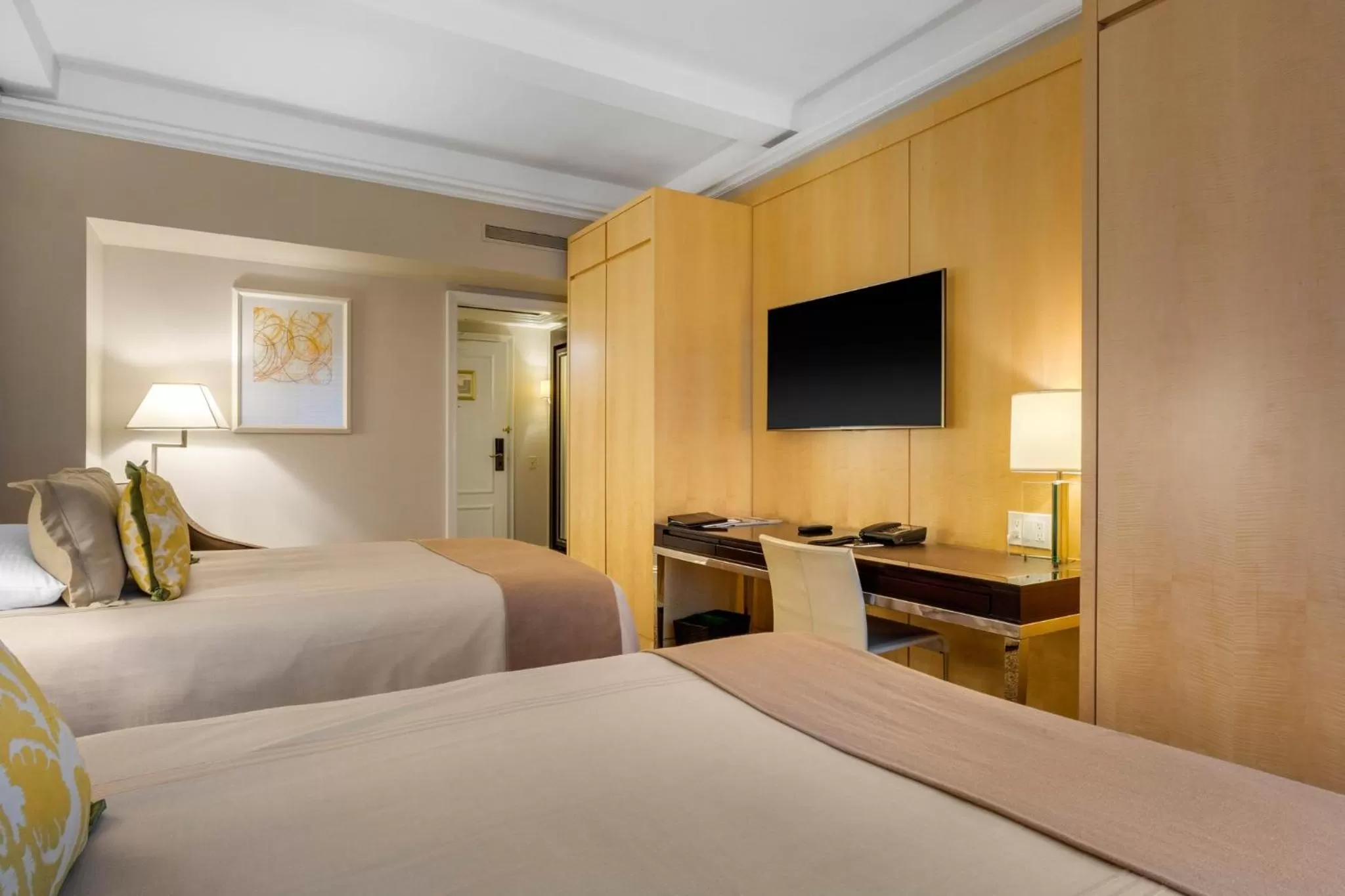 Photo of the whole room, Bed in Omni Berkshire Place