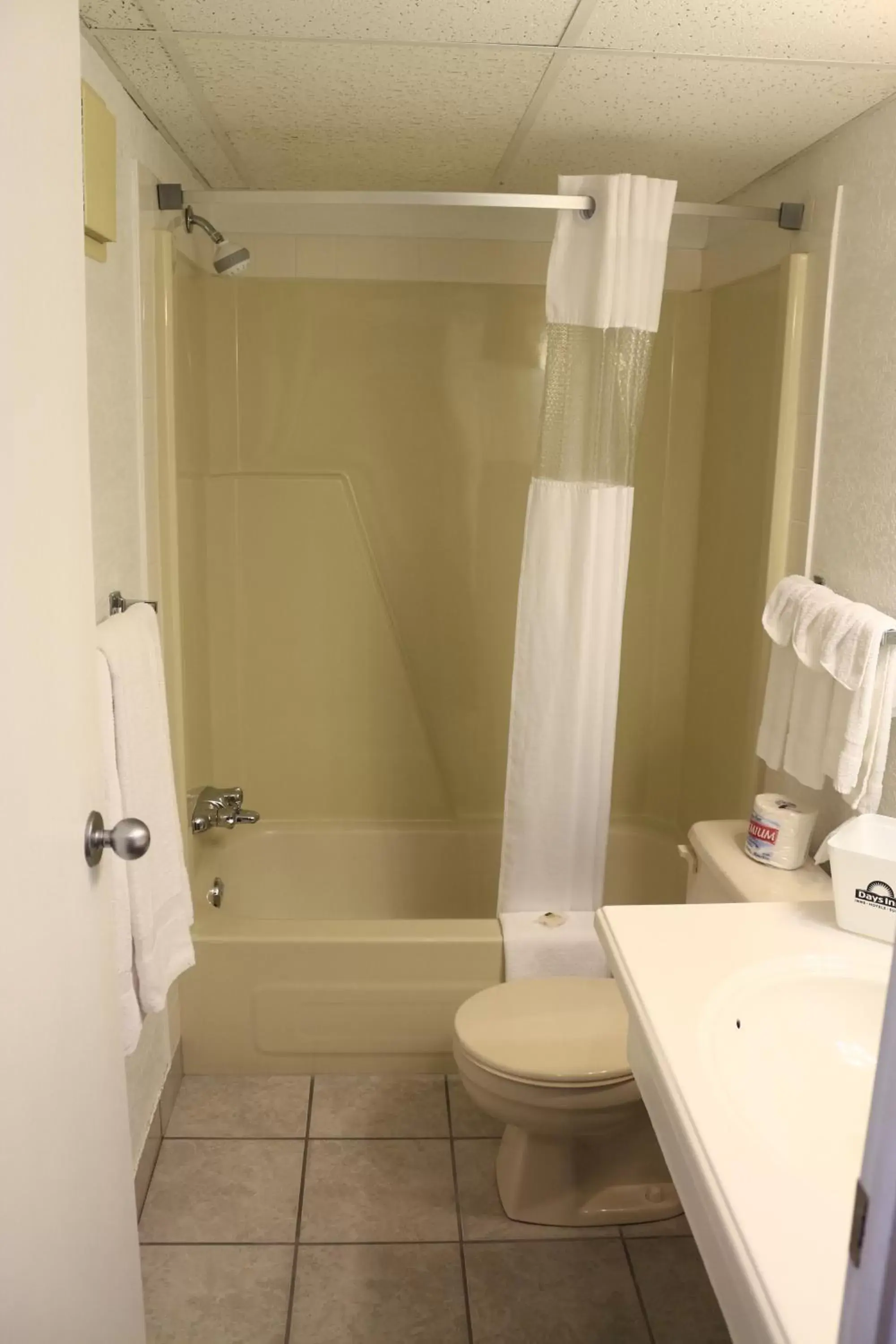 Queen Room - Non-Smoking in Days Inn by Wyndham Lethbridge Queen Room - Non-Smoking in Days Inn by Wyndham Lethbridge