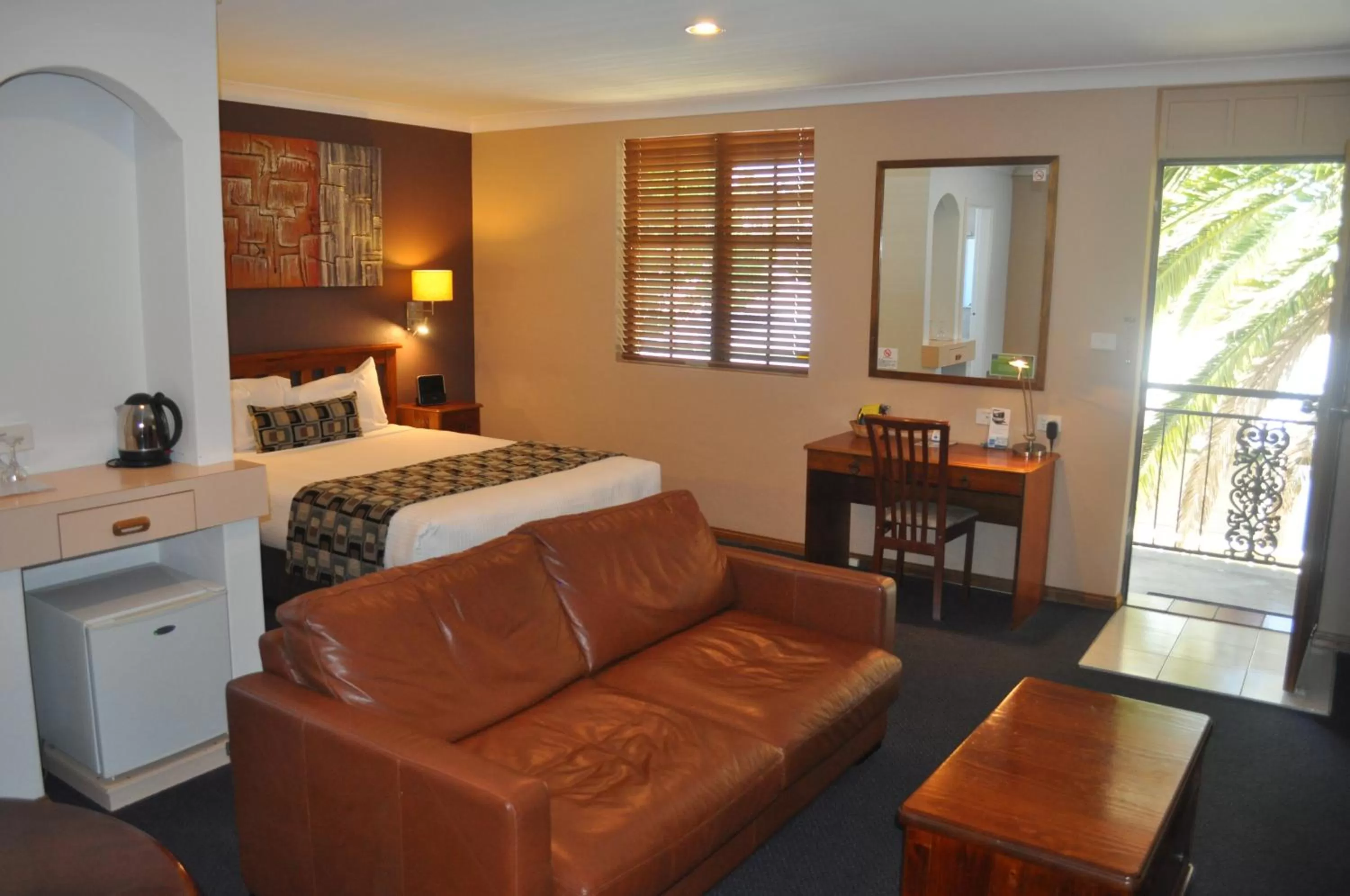 Seating area, Bed in In Town Motor Inn