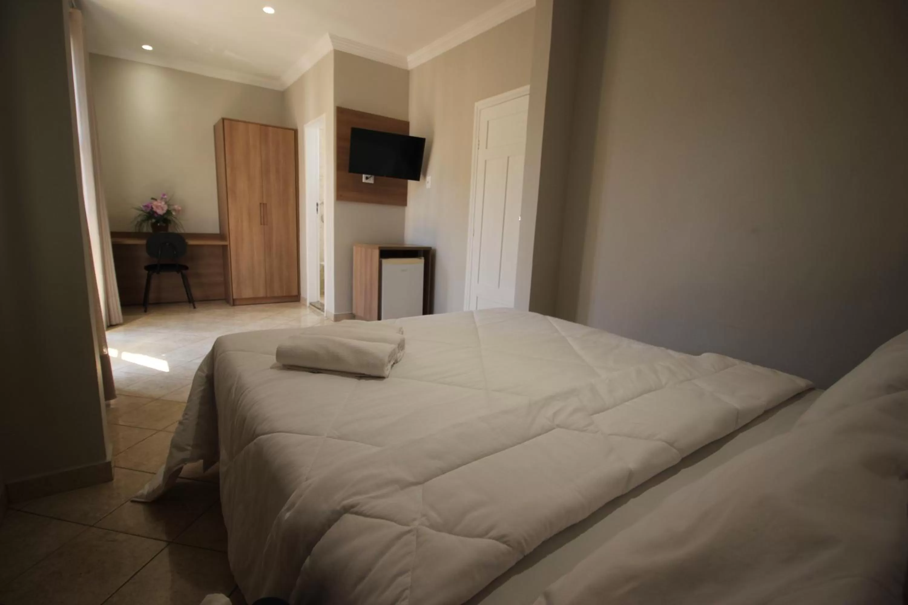 View (from property/room), Bed in Hotel Regina Muriaé