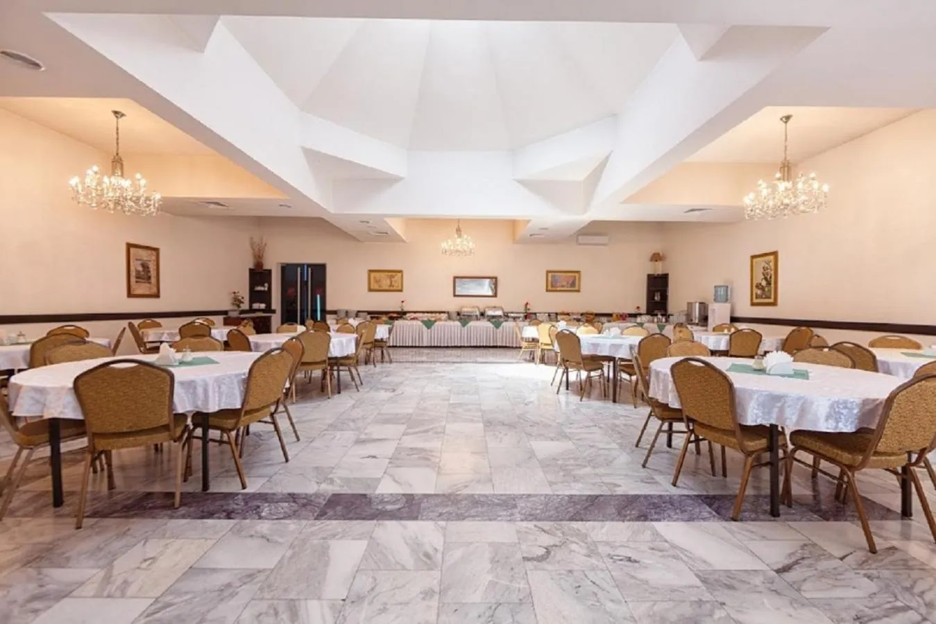 Restaurant/places to eat in Regineh Hotel