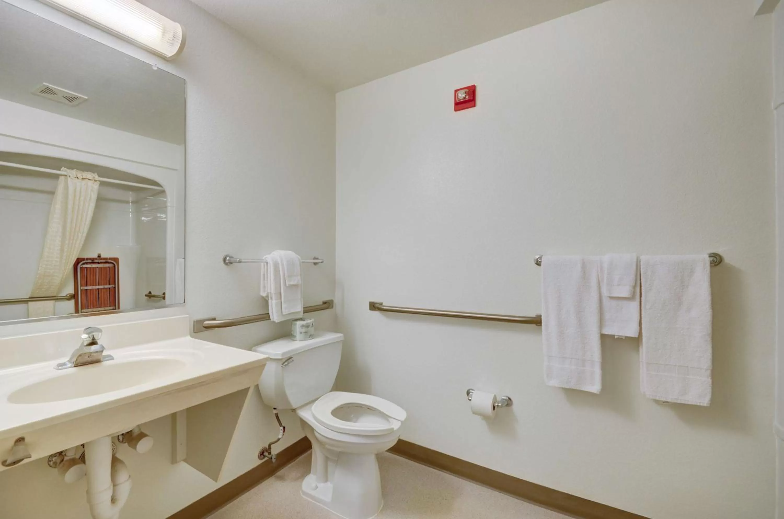 Shower, Bathroom in Studio 6-Fishers, IN - Indianapolis