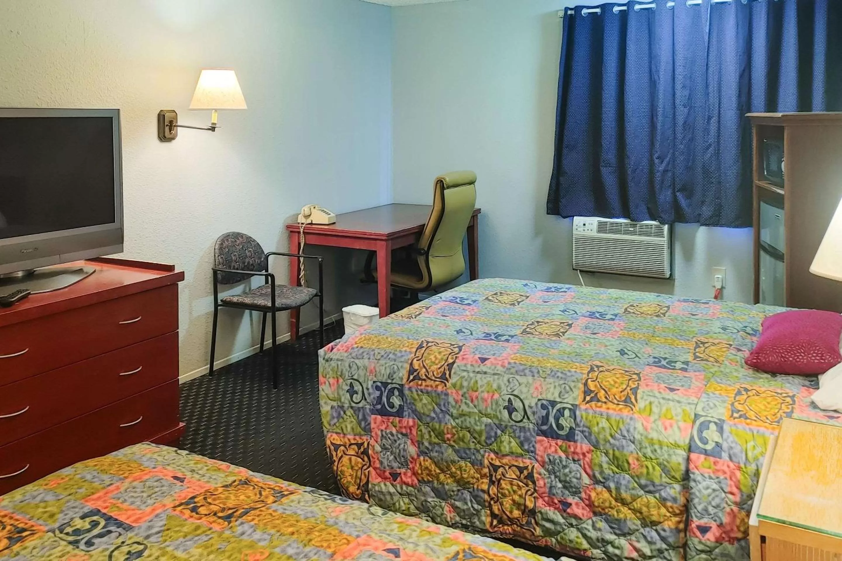 Bedroom, Bed in Rodeway Inn Seattle Airport