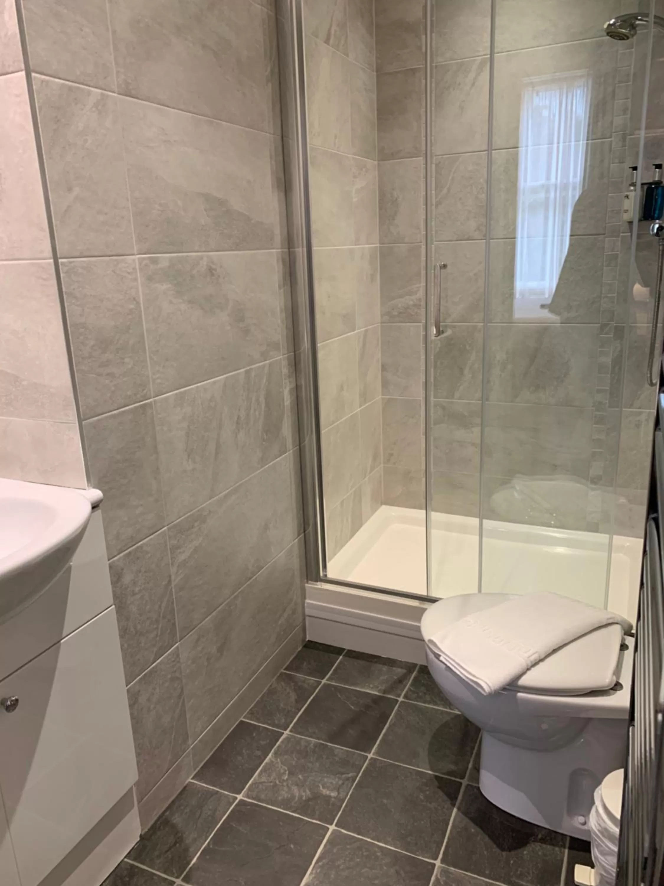 Shower in Hedley House Hotel & Apartments