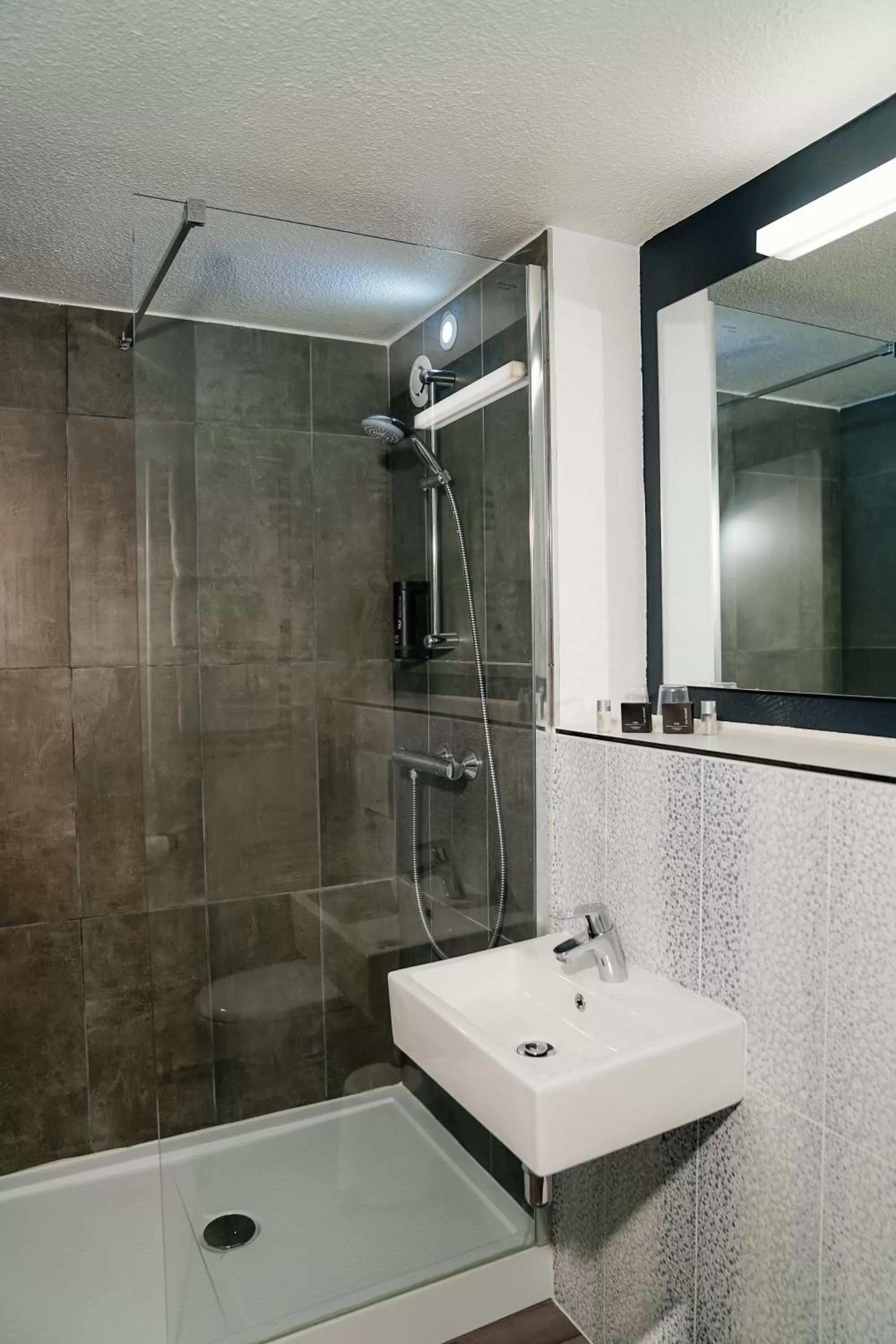 Bathroom in Kyriad Lille - Roncq