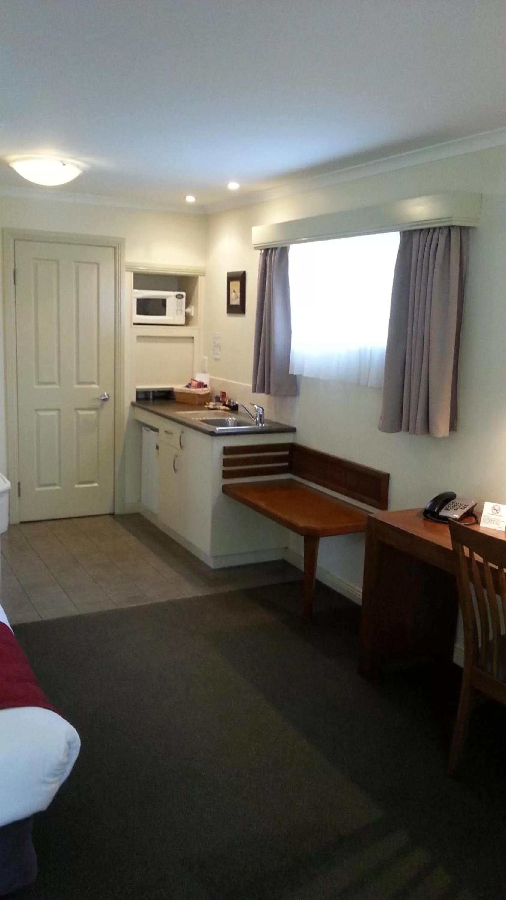 Kitchen or kitchenette, Bed in Armidale Pines Motel